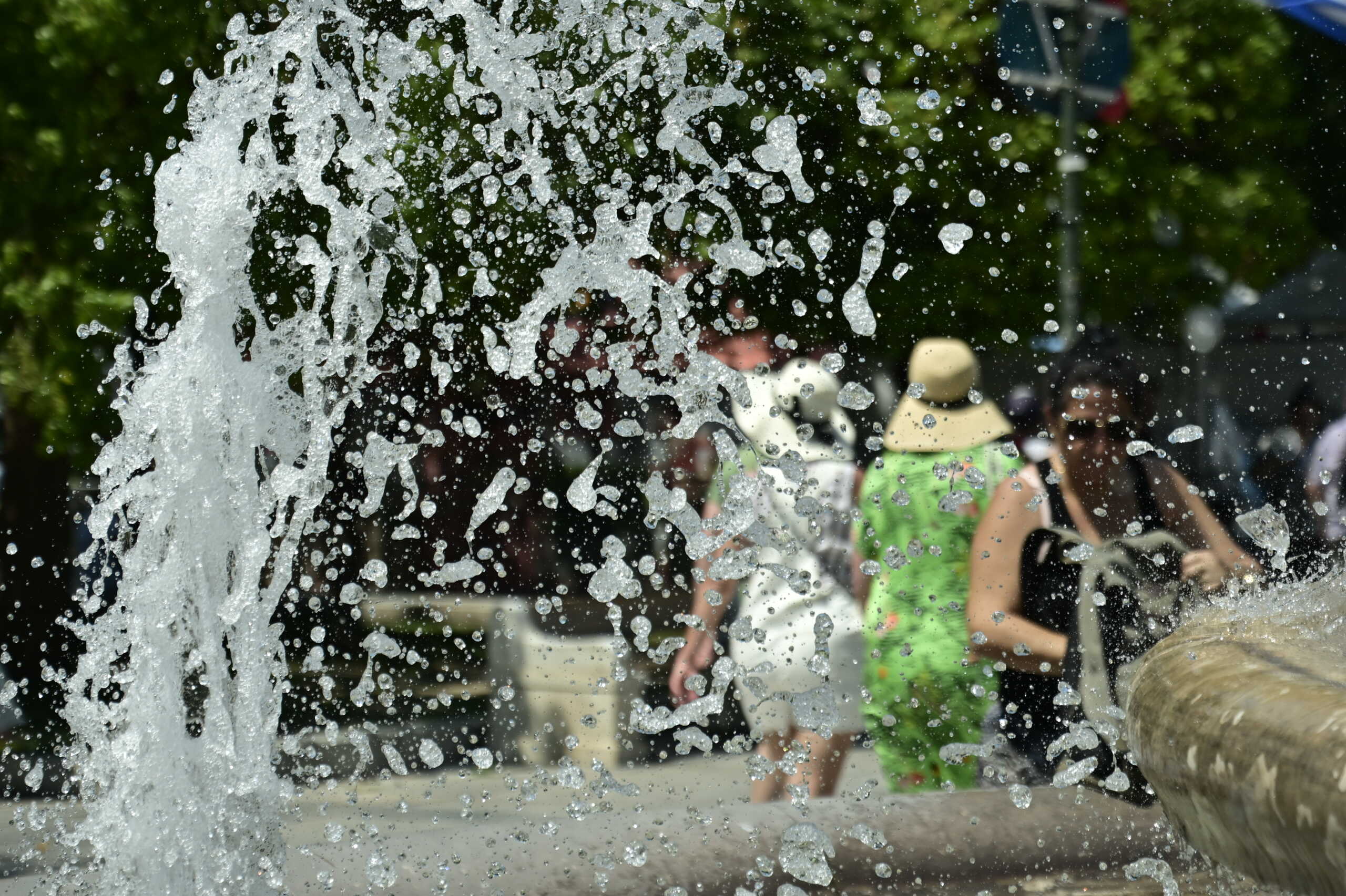 Στιγμιότυπο από το κέντρο της Αθήνας, Σάββατο 20 Ιουλίου 2024. Ακραία ζέστη αντιμετωπίζουν οι κάτοικοι της Αθήνας αλλά και σε όλη τη χώρα, καθώς συνεχίζεται ο καύσωνας που σαρώνει την επικράτεια τις τελευταίες ημέρες. 
(ΚΩΣΤΑΣ ΤΖΟΥΜΑΣ