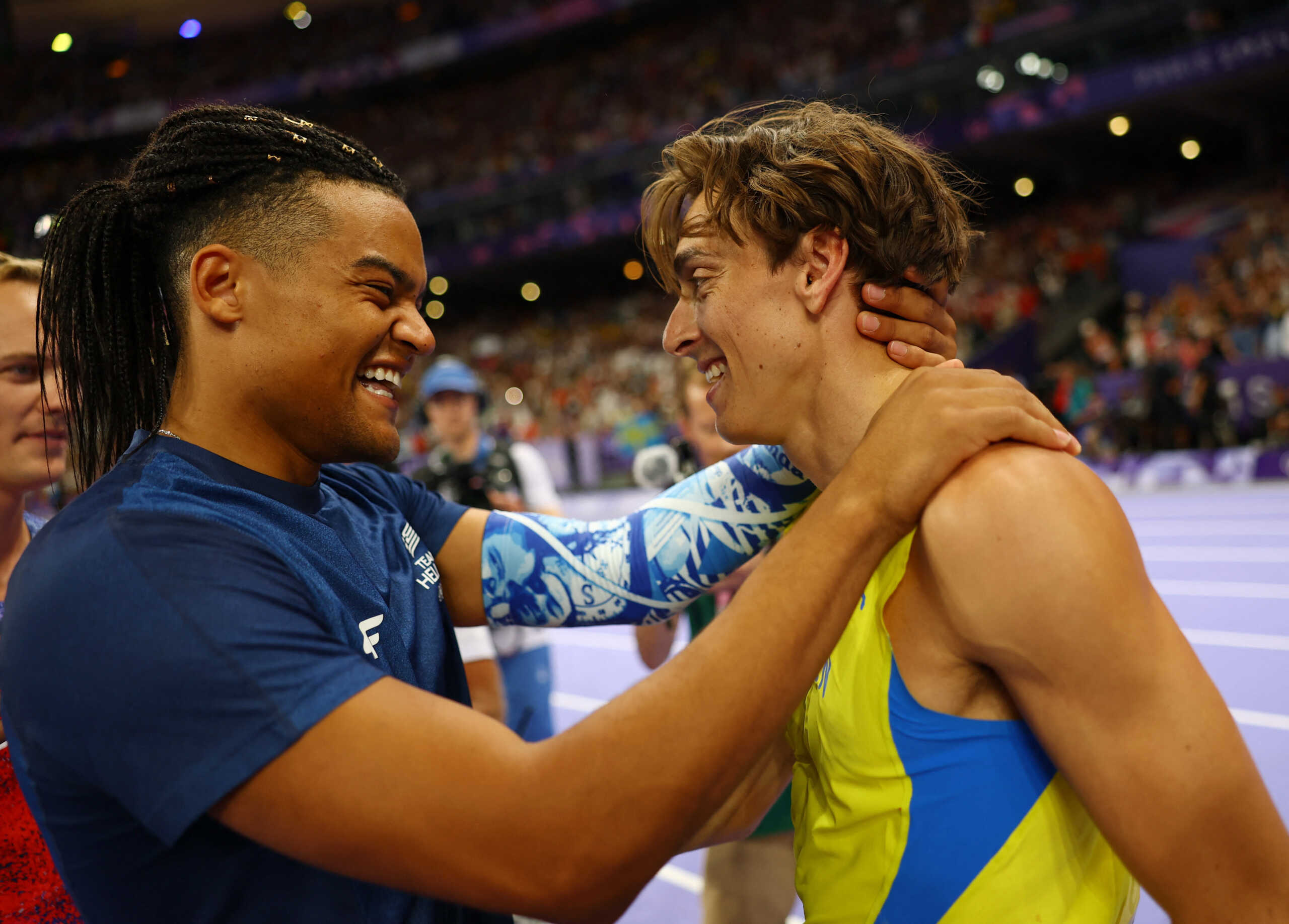 Paris 2024 Olympics - Athletics - Men's Pole Vault Final - Stade de France, Saint-Denis, France - August 05, 2024. Armand Duplantis of Sweden celebrates with Bronze medallist Emmanouil Karalis of Greece after winning gold and establishing a world record. REUTERS
