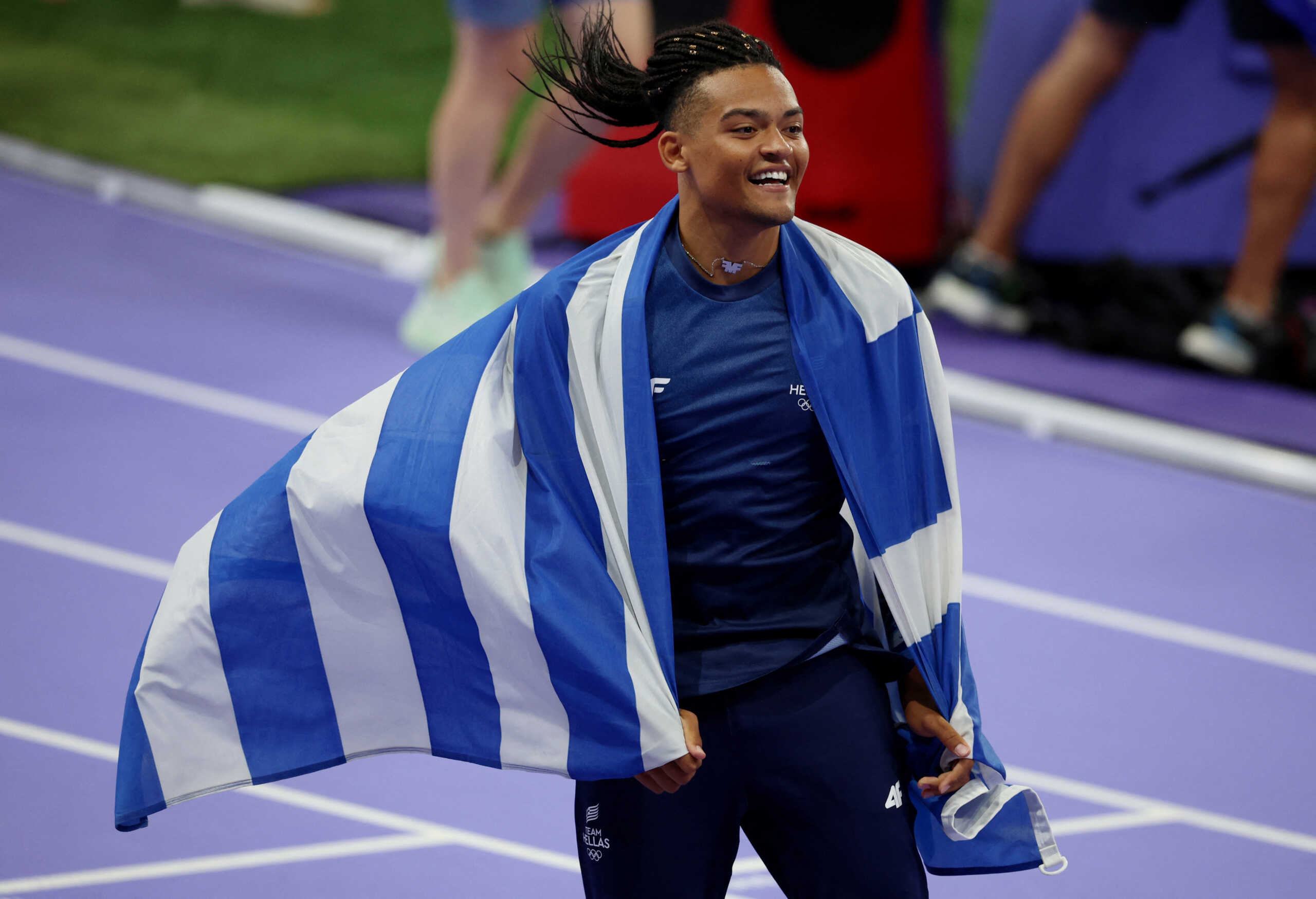 Paris 2024 Olympics - Athletics - Men's Pole Vault Final - Stade de France, Saint-Denis, France - August 05, 2024. Emmanouil Karalis of Greece celebrates after winning bronze. REUTERS