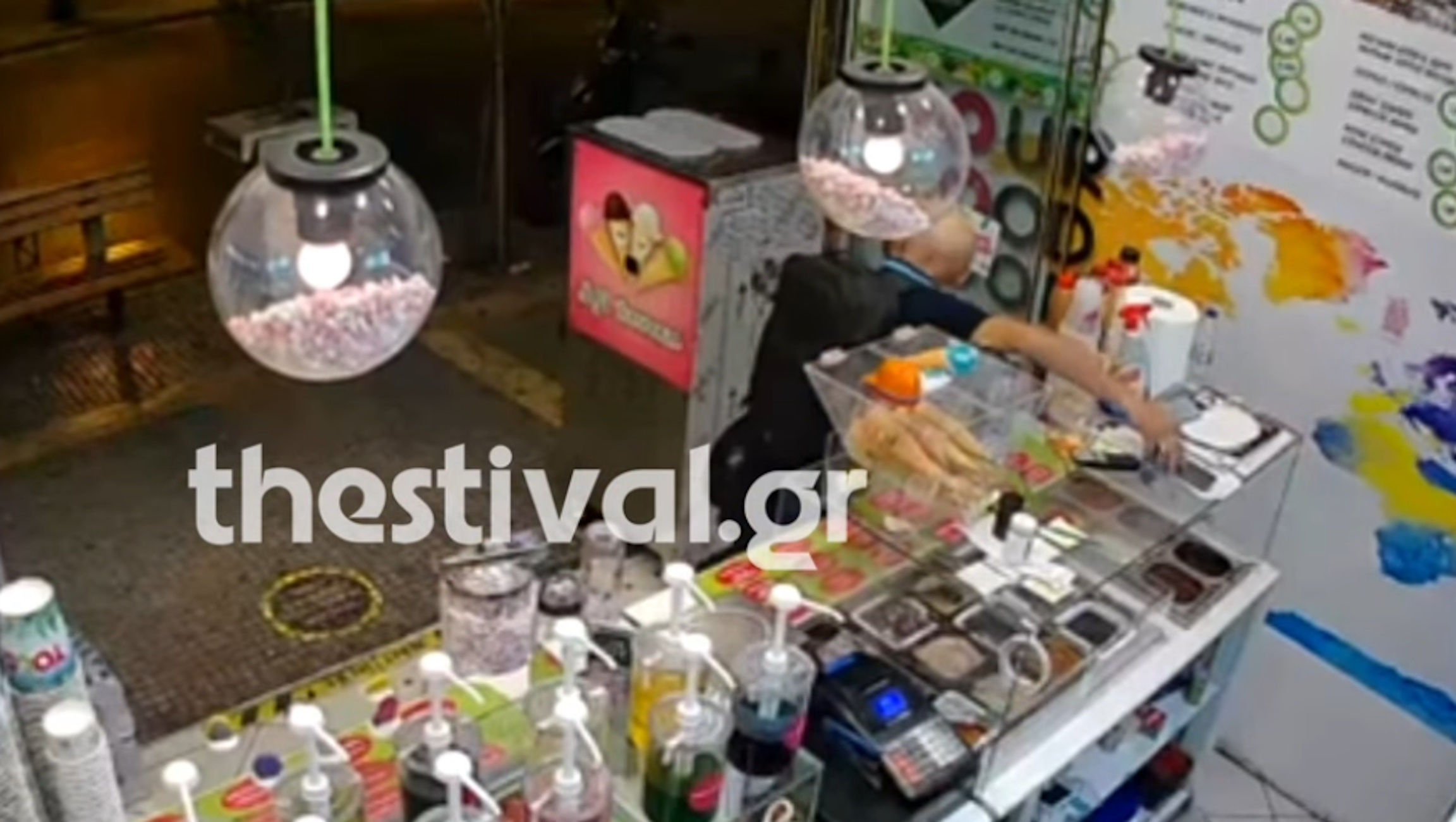 Θεσσαλονίκη: Η στιγμή της κλοπής κινητού τηλεφώνου σε κατάστημα