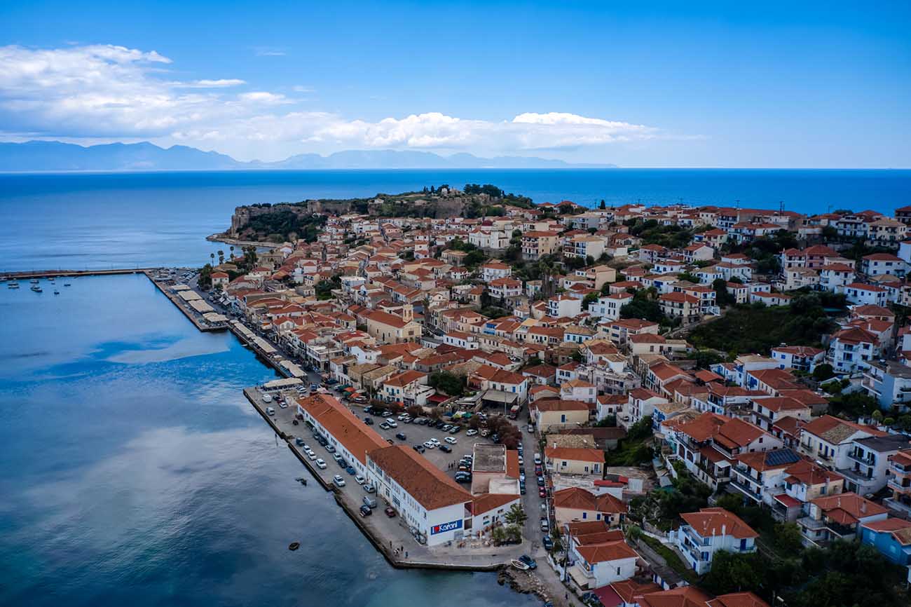 Η Κορώνη είναι παραλιακή κωμόπολη της Περιφερειακής Ενότητας Μεσσηνίας. Απέχει 52 χιλιόμετρα νοτιοδυτικά από την Καλαμάτα και έχει 1.409 κατοίκους,[1] σύμφωνα με την Απογραφή του 2011. Είναι φημισμένη για το Βενετσιάνικο Κάστρο της Κορώνης, που δεσπόζει πάνω από την πόλη. Διοικητικά ανήκει στην Κοινότητα Κορώνης και υπάγεται στη Δημοτική Ενότητα Κορώνης, πρώην Δήμος Κορώνης, του Δήμου Πύλου - Νέστορος.ΠΗΓΗ WIKIPEDIA