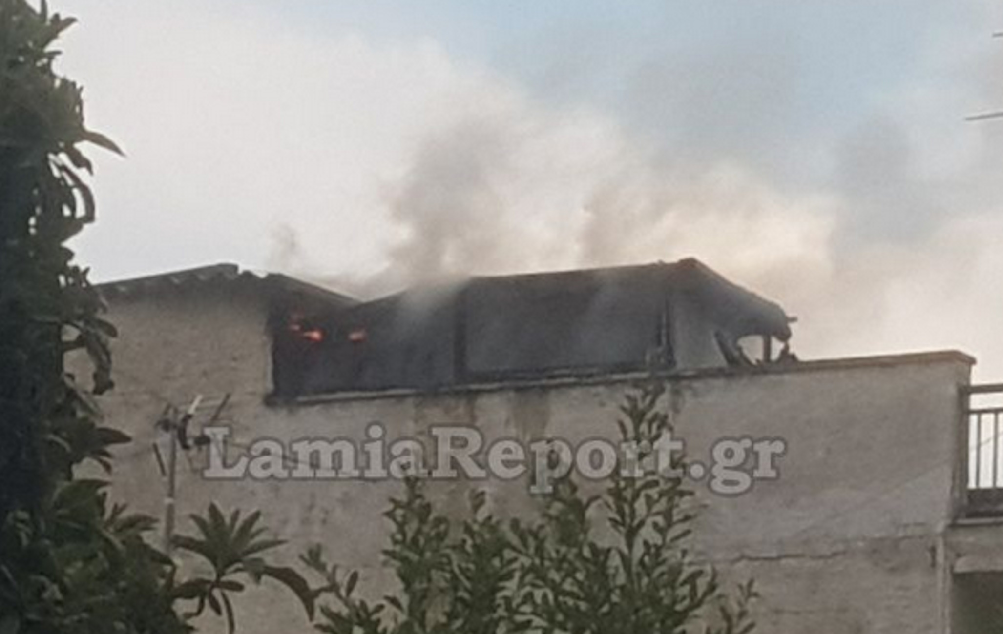 Λαμία: Εικόνες από φωτιά σε σπίτι που απείλησε ζευγάρι