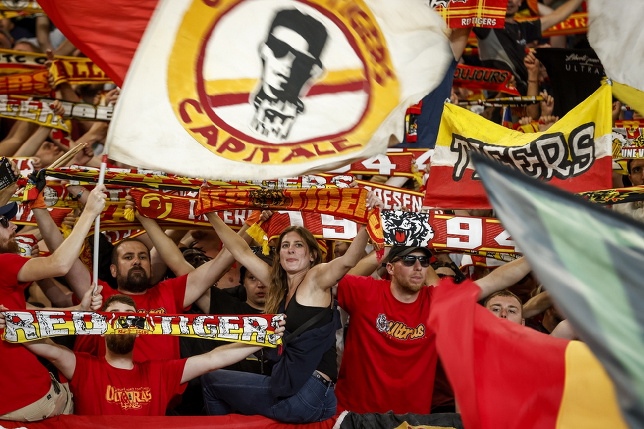 epa10822337 Fans of Lens cheer during the French Ligue 1 match between Paris Saint-Germain and RC Lens in Paris, France, 26 August 2023.  EPA