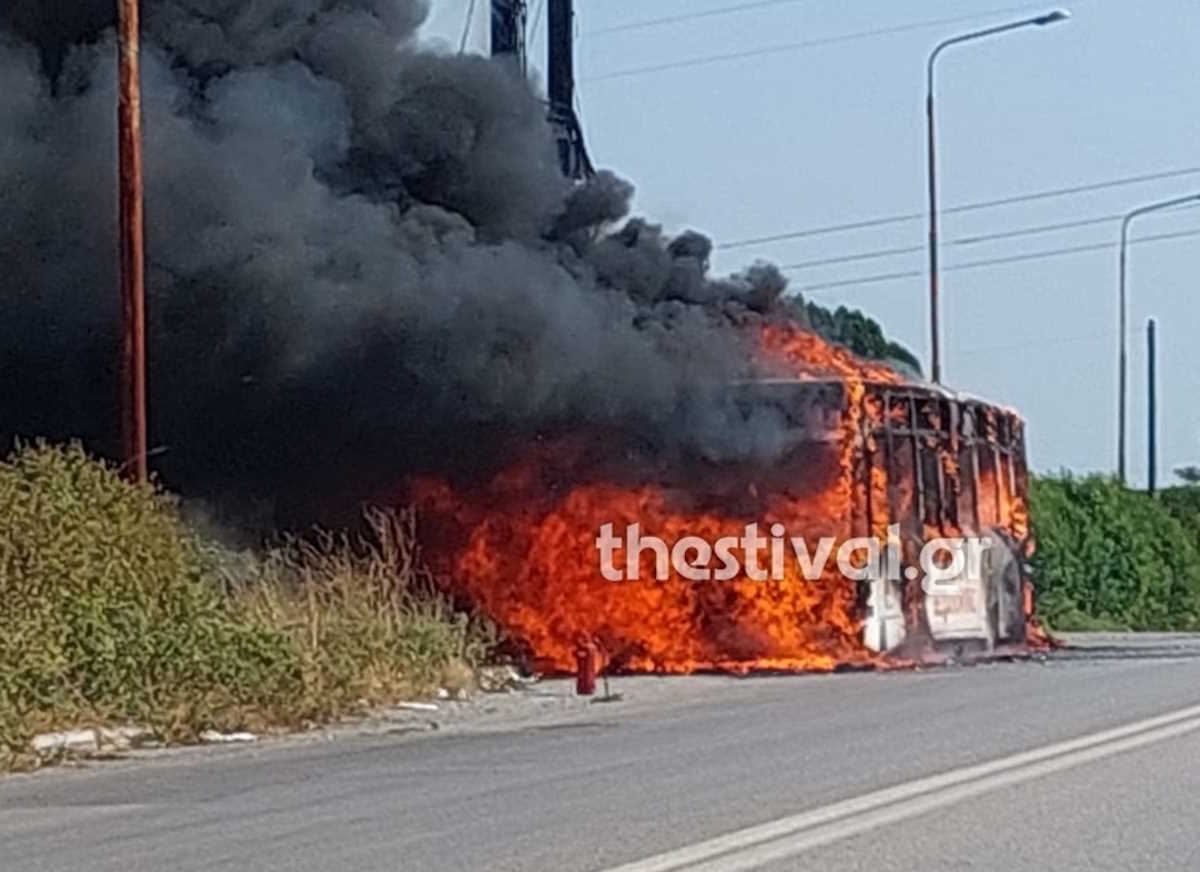 Θεσσαλονίκη: Φωτιά σε λεωφορείο των ΚΤΕΛ