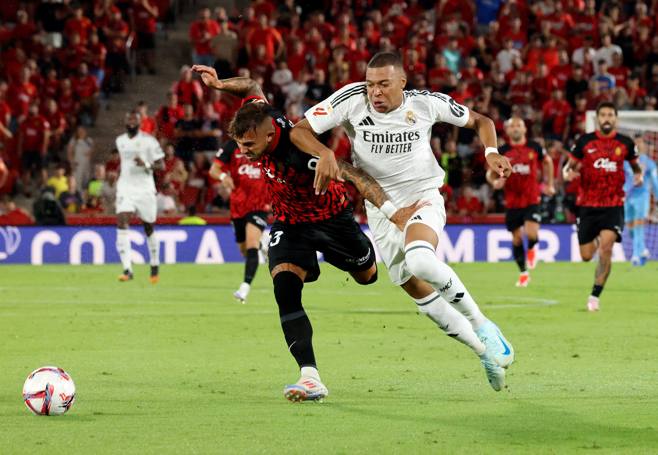 Soccer Football - LaLiga - RCD Mallorca vs Real Madrid - Mallorca Son Moix Stadium, Palma de Mallorca, Spain - August 18, 2024 Real Madrid's Kylian Mbappe in action with RCD Mallorca's Pablo Maffeo REUTERS