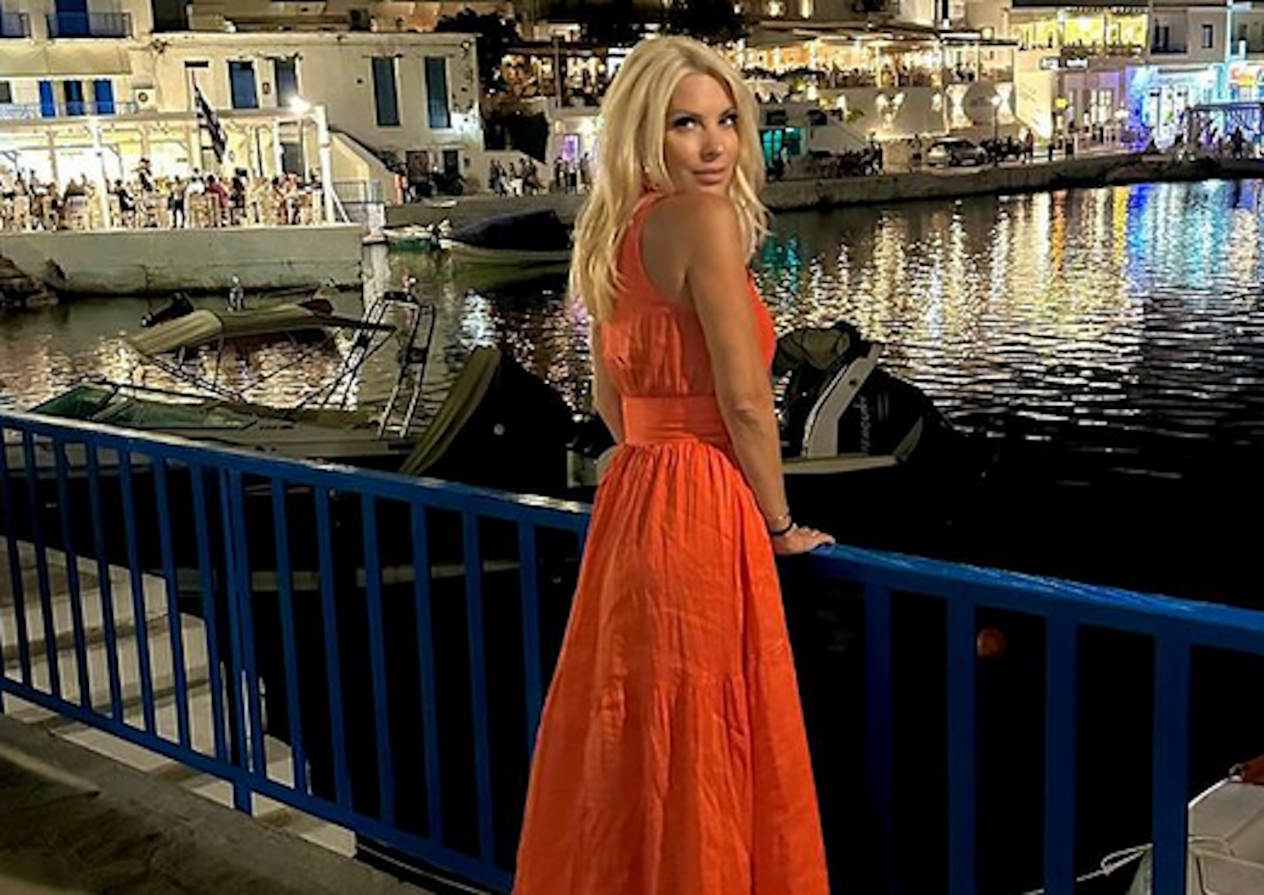 Ελένη Μενεγάκη: Απαστράπτουσα σε βραδινή έξοδο στο Μπατσί της Άνδρου