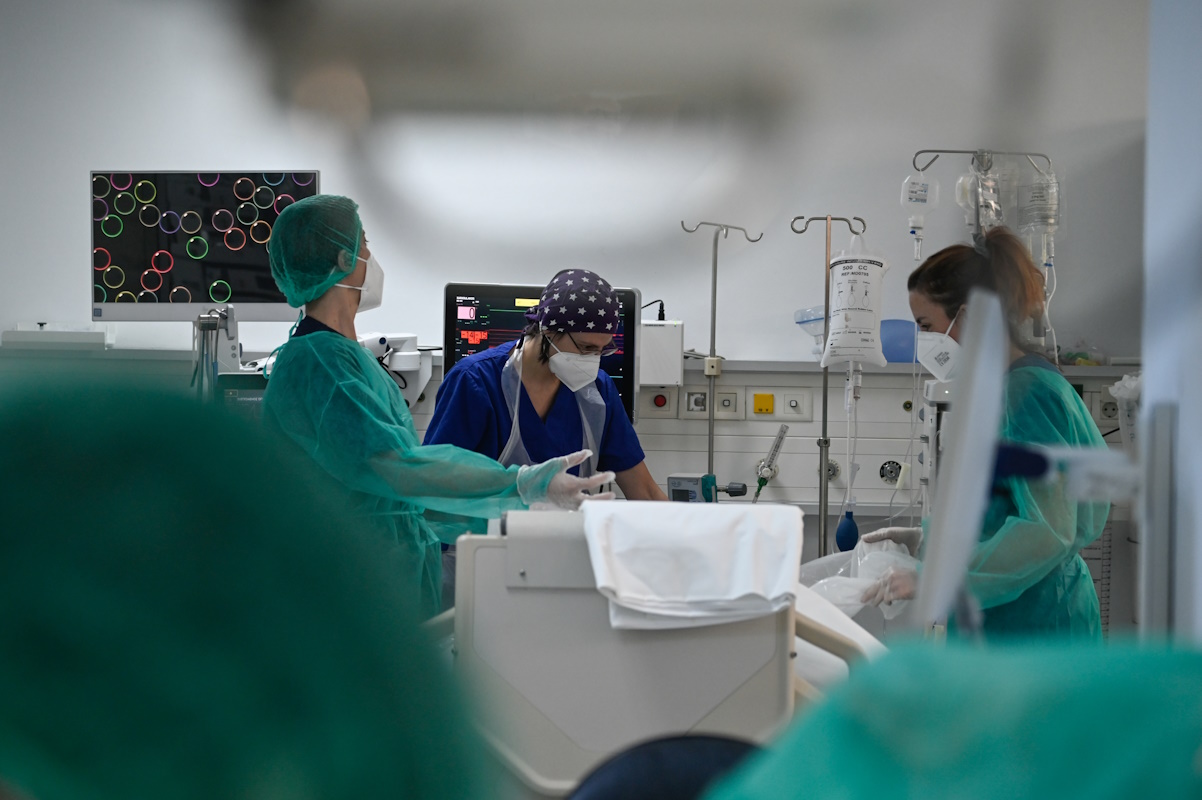 ΣΤΙΓΜΙΟΤΥΠΑ ΑΠΟ ΤΗΝ ΠΑΝΕΠΙΣΤΗΜΙΑΚΗ ΜΟΝΑΔΑ ΕΝΤΑΤΙΚΗΣ ΘΕΡΑΠΕΙΑΣ (ΜΕΘ) ΤΟΥ ΝΟΣΟΚΟΜΕΙΟΥ "ΣΩΤΗΡΙΑ" (ΜΙΧΑΛΗΣ ΚΑΡΑΓΙΑΝΝΗΣ