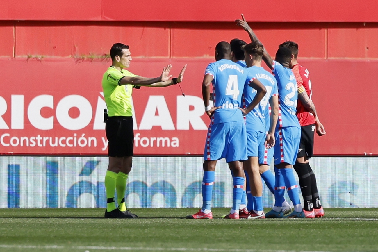 epa09880561 Spanish referee Juan Martinez Munuera (L) decides for a penalty during their Spanish LaLiga soccer match between RCD Mallorca and Atletico de Madrid at Son Moix stadium in Palma de Mallorca, Balearic Islands, Spain, 09 April 2022.  EPA