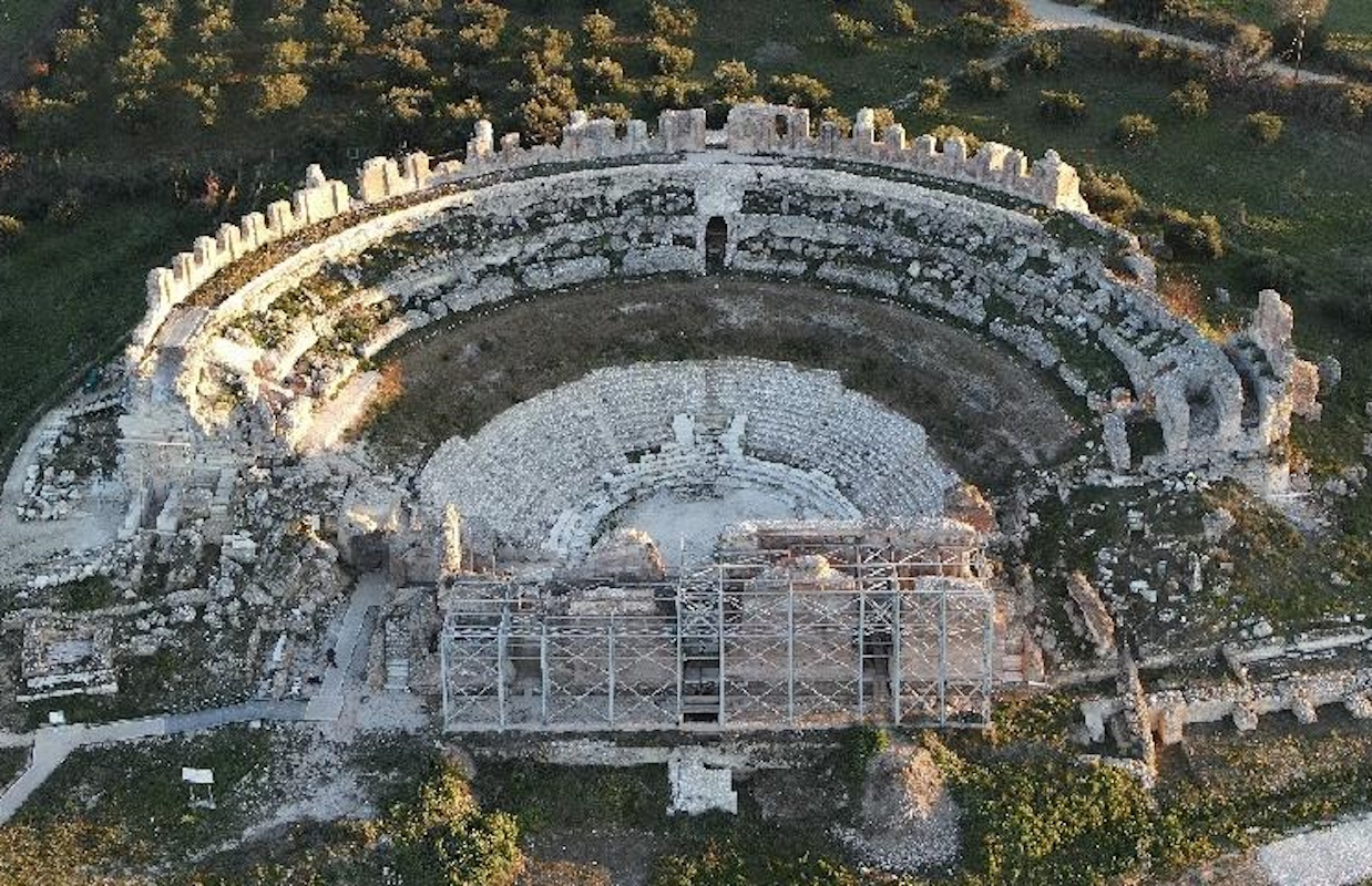 Αποκαθίσταται το μεγάλο θέατρο στη Νικόπολη – Ολοκληρώθηκε η αναστήλωση της Πύλης της Βασιλικής του Αλκίσωνος