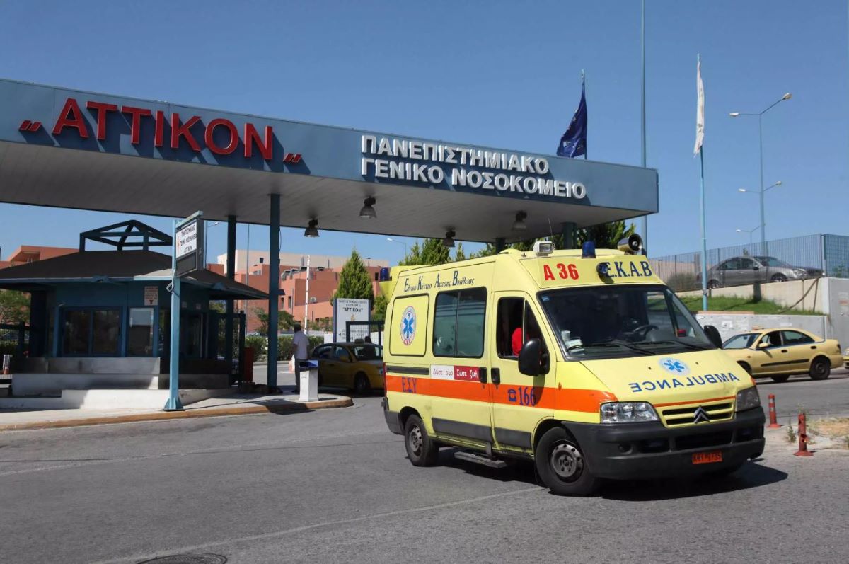 Κέρκυρα: «Ο εγγονός μου μπορεί να χάσει το πόδι του» λέει η γιαγιά του 18χρονου που εγκαταλείφθηκε σε τροχαίο