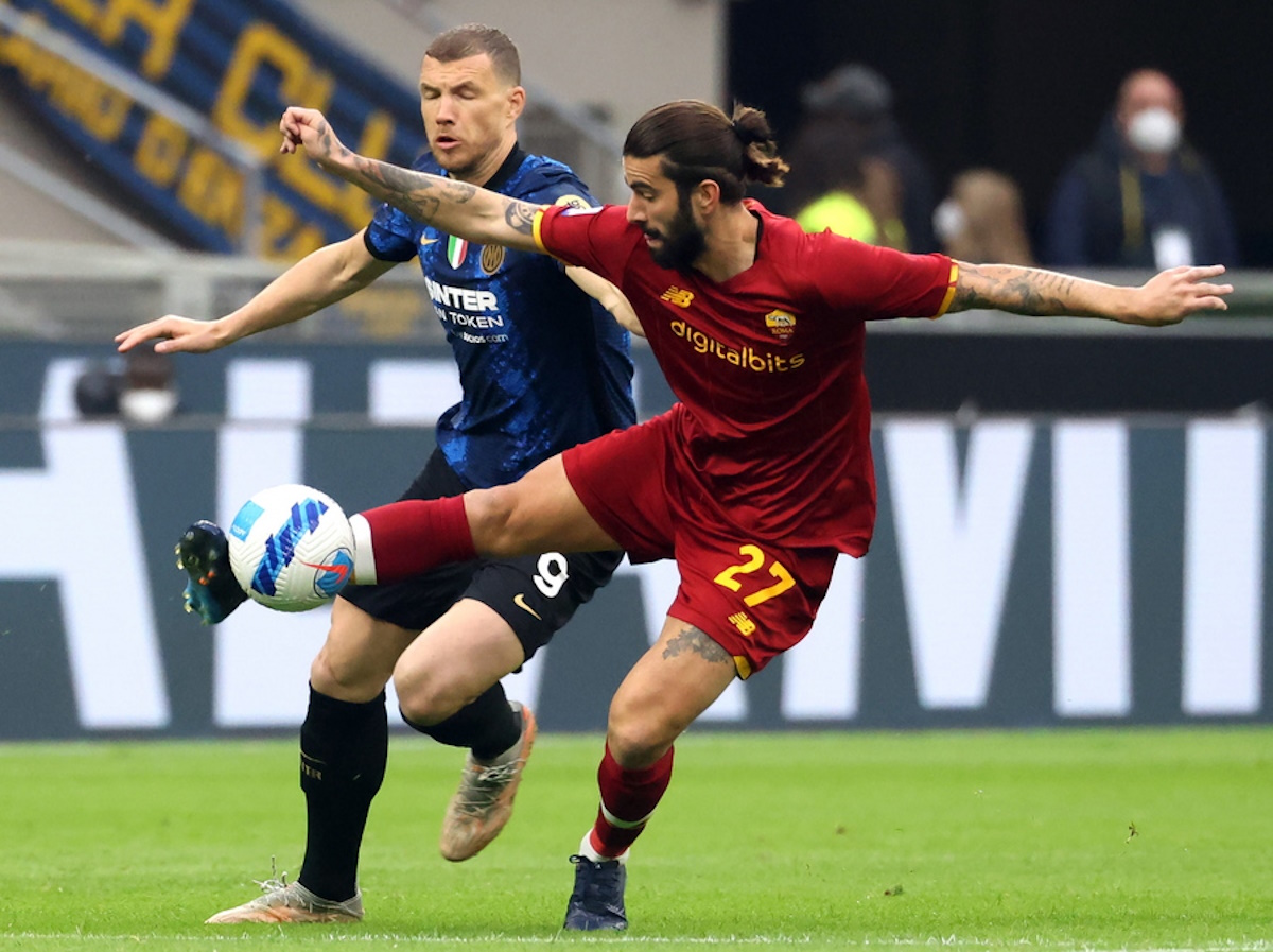 epa09904606 Inter's Edin Dzeko (L) in action against Roma's Sergio Oliveira (R) during the Italian Serie A soccer match between Inter Milan and AS Roma in Milan, Italy, 23 April 2022.  EPA