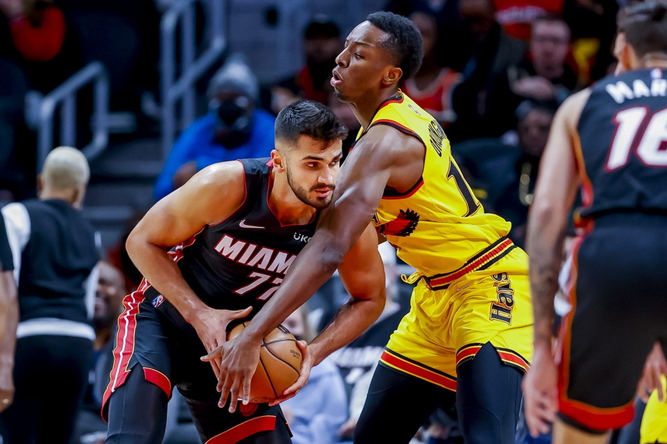 epa09681609 Miami Heat center Omer Yurtseven (L) of Turkey in action against Atlanta Hawks forward Onyeka Okongwu (R) during the first half of the NBA basketball game between the Miami Heat and the Atlanta Hawks at State Farm Arena in Atlanta, Georgia, USA, 12 January 2022.  EPA