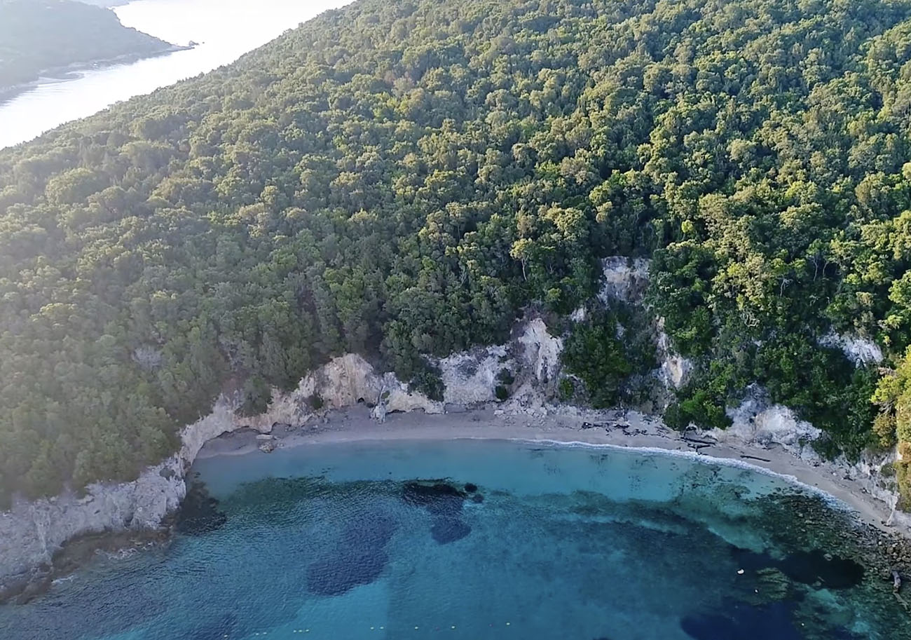 Παραλία Πισίνα: Σπάνιες εικόνες της παραλίας που αποτελεί τουριστικό trend