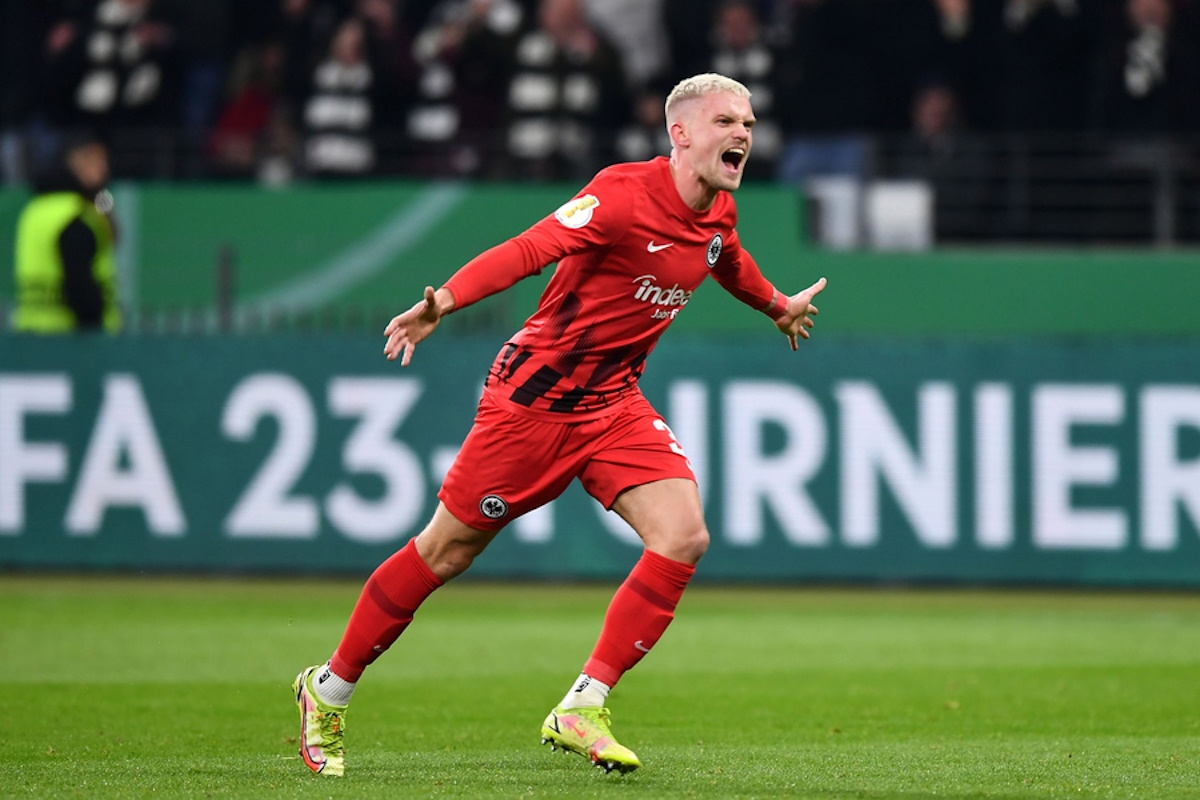 epa10453468 Frankfurt's Philipp Max celebrates after the 3-2 during the German DFB Cup Round of 16 soccer match between Eintracht Frankfurt and SV Darmstadt in Frankfurt, Germany, 07 February 2023.  EPA
