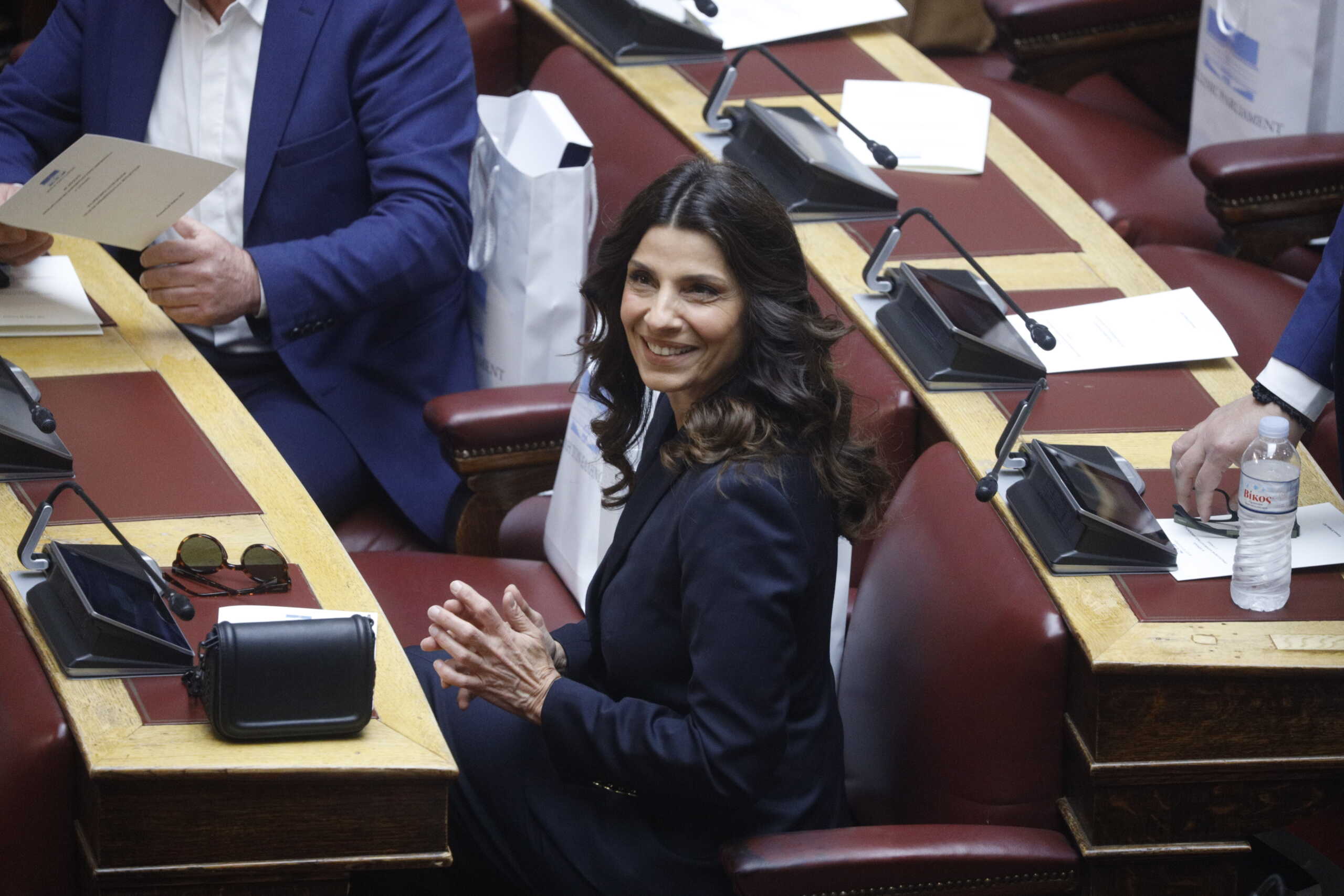 Ορκωμοσία της νέας αλλά σύντομης σε διάρκεια, Βουλής των Ελλήνων της ΙΘ' Προεδρευομένης Κοινοβουλευτικής Περιόδου που προέκυψε από τις εθνικές εκλογές της 21ης Μαΐου, παρουσία της Προέδρου της Δημοκρατίας Κατερίνας Σακελλαροπούλου και του υπηρεσιακού Πρωθυπουργού Ιωάννη Σαρμά, Κυριακή 28 Μαΐου 2023. 
(ΓΙΩΡΓΟΣ ΚΟΝΤΑΡΙΝΗΣ