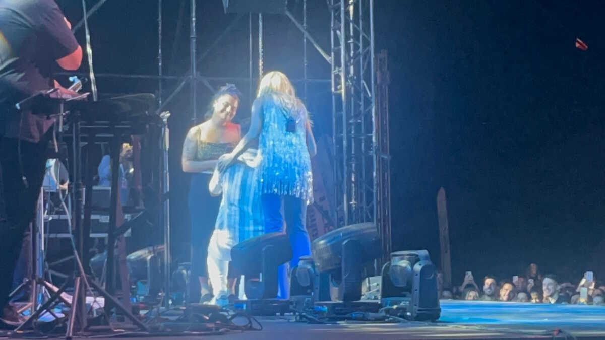 Θεσσαλονίκη: Έκανε πρόταση γάμου στην αγαπημένη του με τη βοήθεια της Νατάσας Θεοδωρίδου