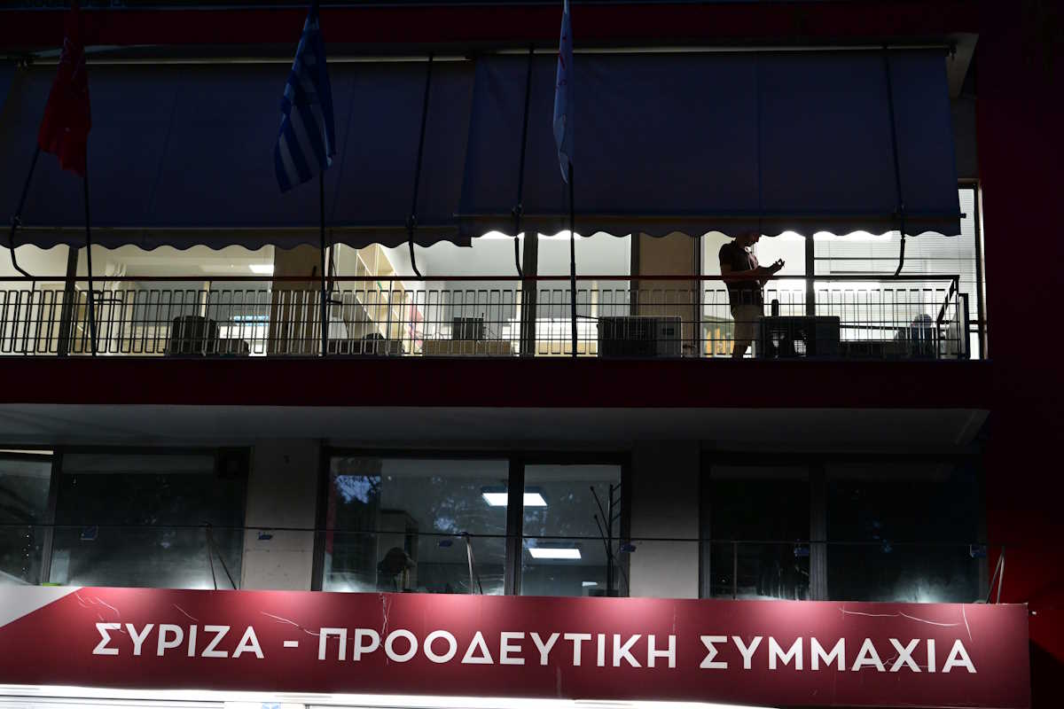 Στιγμιότυπο από τα γραφεία του ΣΥΡΙΖΑ - Προοδευτική Συμμαχία το βράδυ των προκριματικών εκλογών για τους υποψηφίους για το ευρωψηφοδέλτιο του ΣΥΡΙΖΑ - Προοδευτική Συμμαχία, Κυριακή 14 Απριλίου 2024. 
(ΤΑΤΙΑΝΑ ΜΠΟΛΑΡΗ