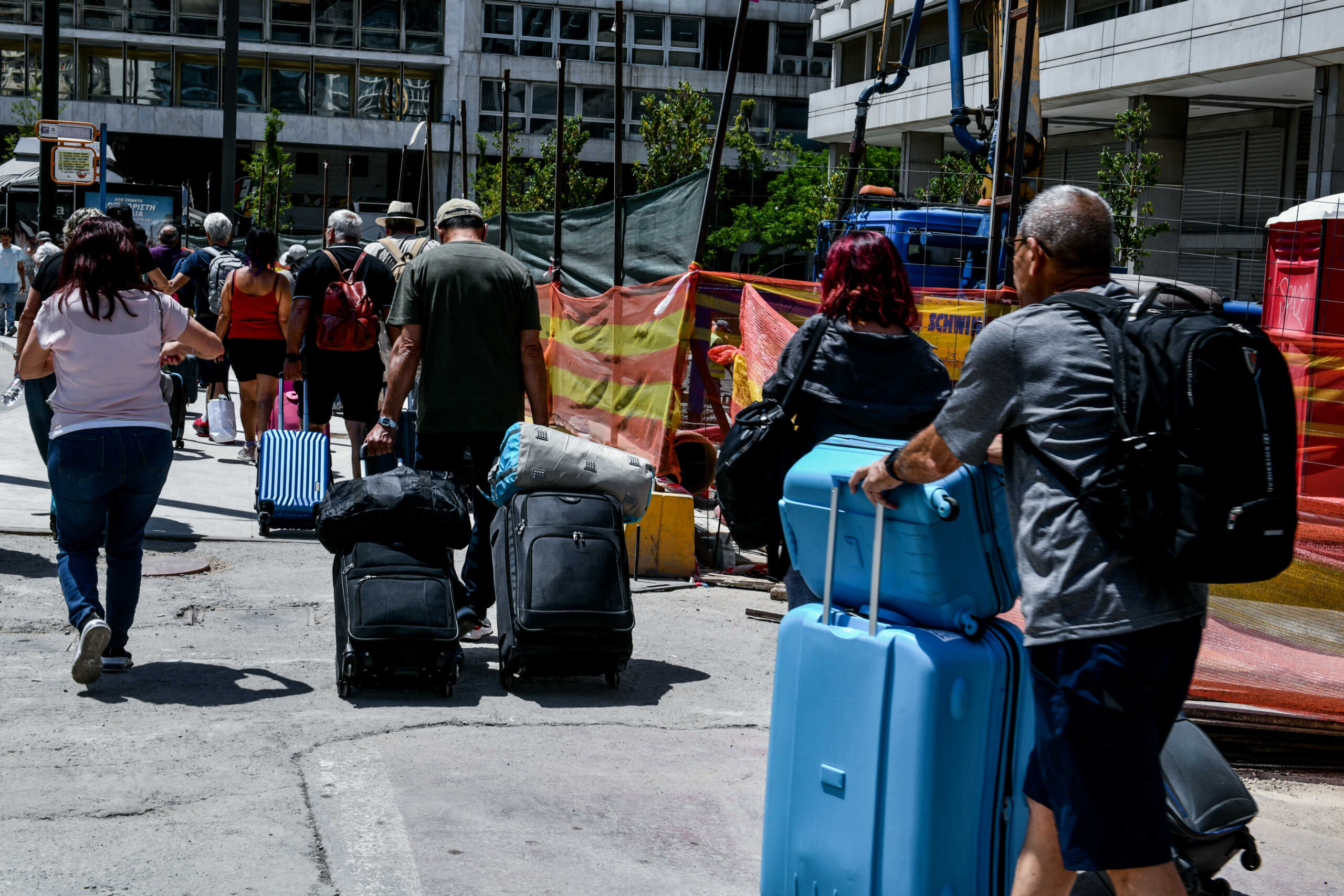 Από σήμερα παύει η υποχρεωτικότητα στην χρήση προστατευτικής μάσκας σε εσωτερικούς και εξωτερικούς χώρους, στιγμιότυπα από το κέντρο της Αθήνας,Τετάρτη 1 Ιουνίου 2022 (ΤΑΤΙΑΝΑ ΜΠΟΛΑΡΗ