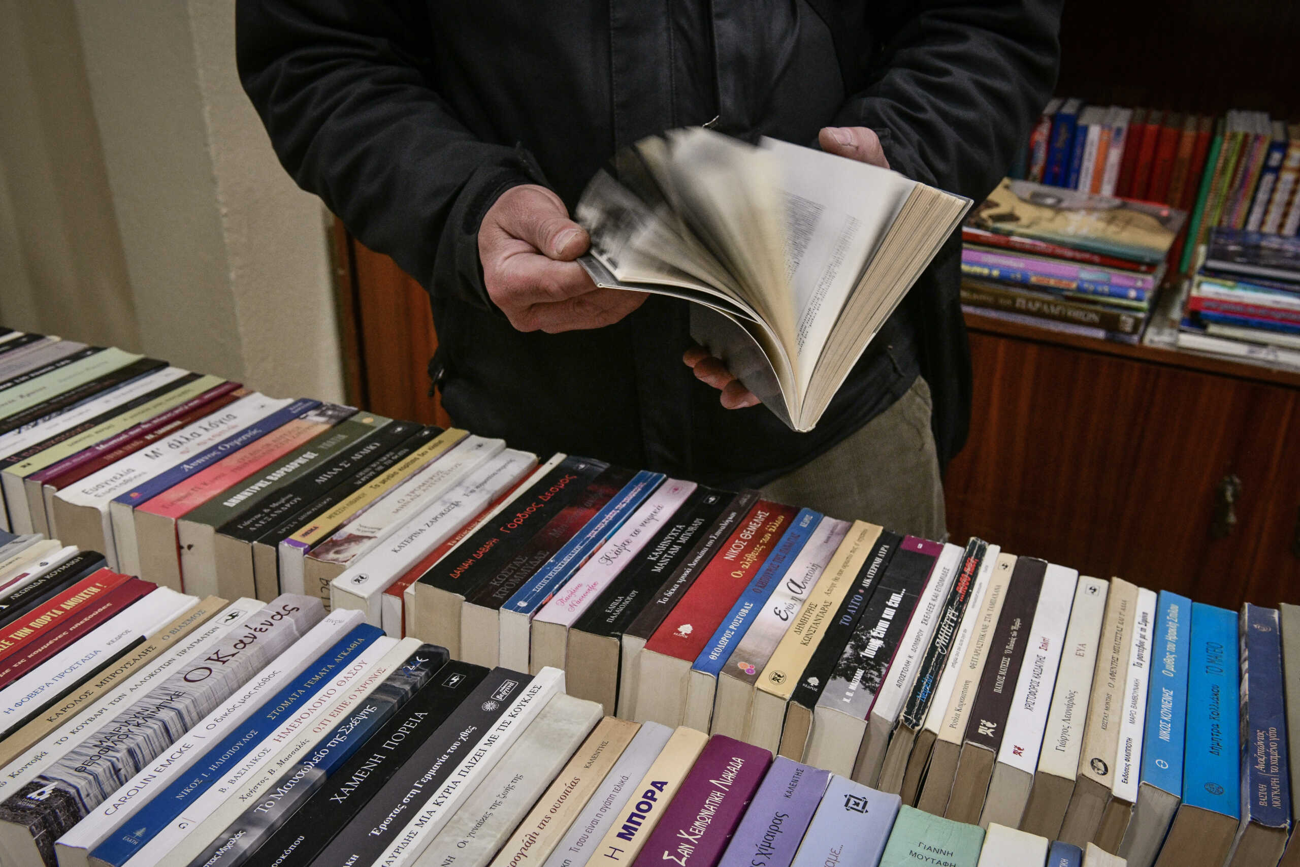 Το βιβλιοπωλείο των Αστέγων που είχε ξεκινήσει πριν από χρόνια ο Λεωνίδας Κουρσουμής στην οδό Πειραιώς , μεταφέρεται στην Πλατεία Μεσολογγίου στο Παγκράτι (Αστυδάμαντος 11)
Σήμερα το πρωί άνοιξε επίσημα ως παλαιοβιβλιοπωλείο πια και στην Πειραιώς θα λειτουργεί η αποθήκη όπου εκεί θα συγκεντρώνονται τα βιβλία από δεύτερο χέρι,που συλλέγονται ή προσφέρονται. 
Η προσπάθεια του τότε, έδωσε στέγη στον ίδιο και σε δυο φίλους του ακόμα, όταν τα βιβλία που μάζευαν από τα σκουπίδια και τα πουλούσαν για να μπορούν να συντηρούνται, αποφάσισαν να τα πουλούν σε έναν χώρο που τους παραχωρήθηκε αρχικά στην οδό Πειραιώς.
Κάπως έτσι έκανε ένα δεύτερο ξεκίνημα στην ζωή του, αντικαθιστώντας την έλλειψη κοινωνικής πρόνοιας όχι με ελεημοσύνη, αλλά με αλληλεγγύη από τους συνανθρώπους του, Παρασκευή 17 Μαρτίου 2023 (ΤΑΤΙΑΝΑ ΜΠΟΛΑΡΗ