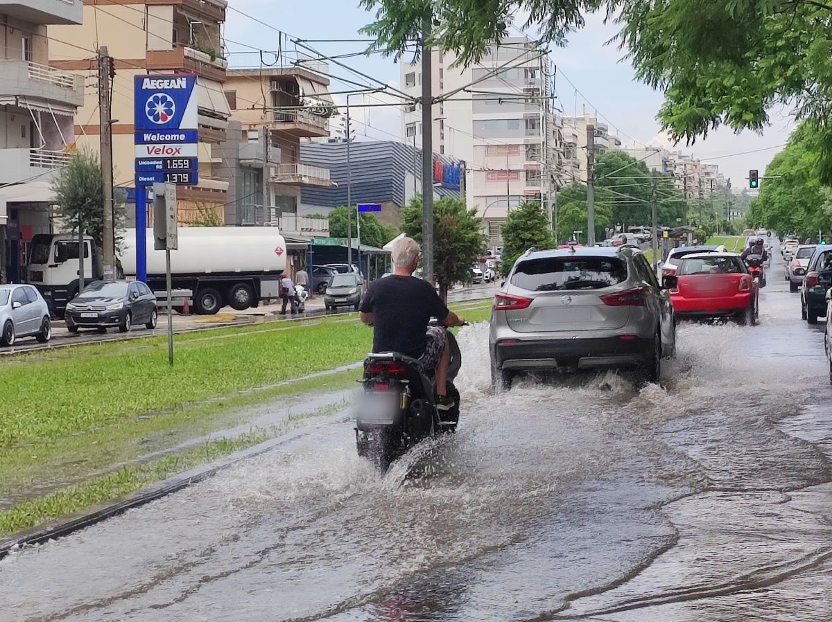 Καιρός: Καταιγίδες και κεραυνοί μέχρι τις 6 το απόγευμα – Βρέχει ήδη στην Αθήνα
