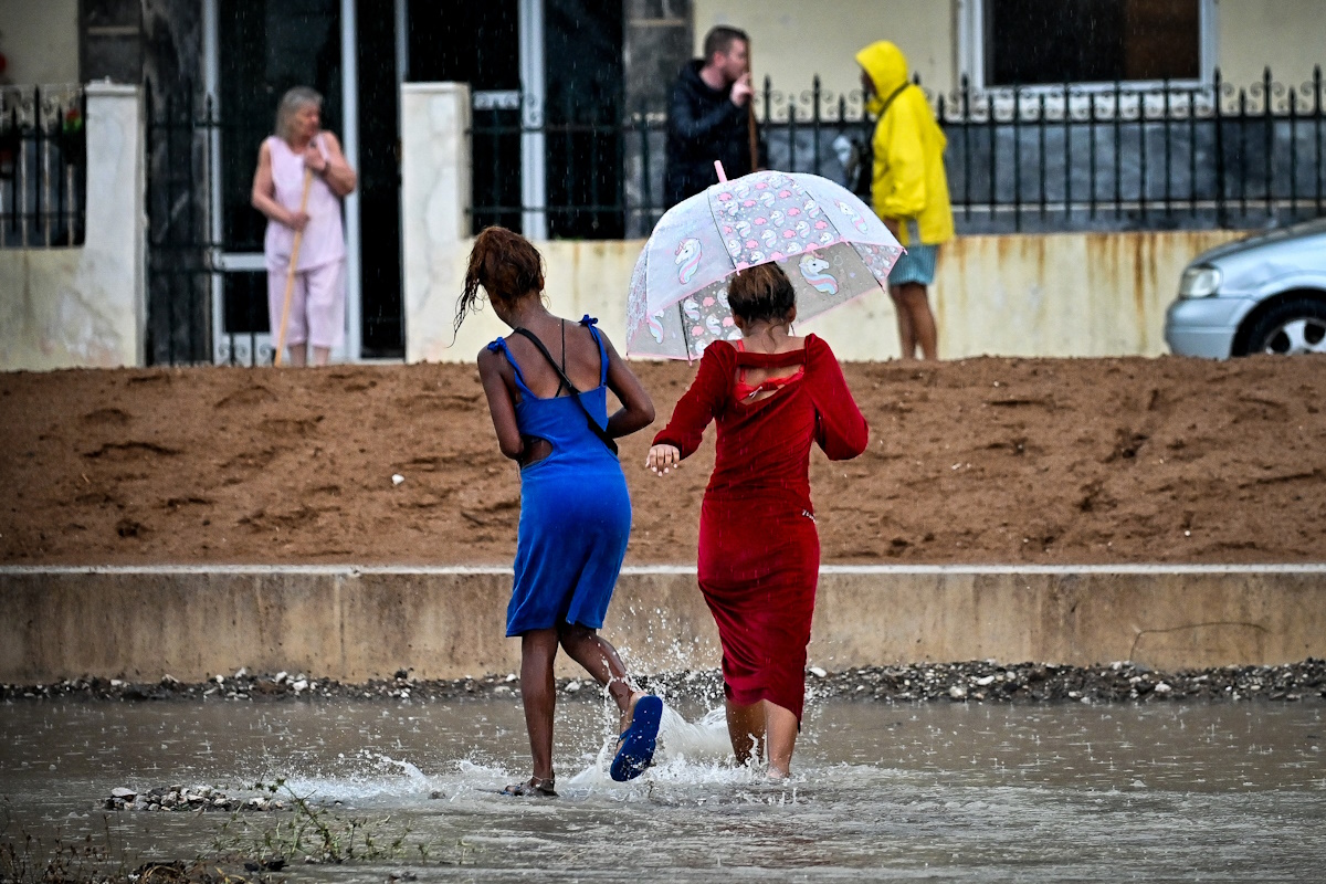 Η ισχυρή βροχόπτωση προκάλεσε προβλήματα στην πόλη της Κορίνθου, Πέμπτη 4 Ιουλίου 2024  (ΒΑΣΙΛΗΣ ΨΩΜΑΣ
