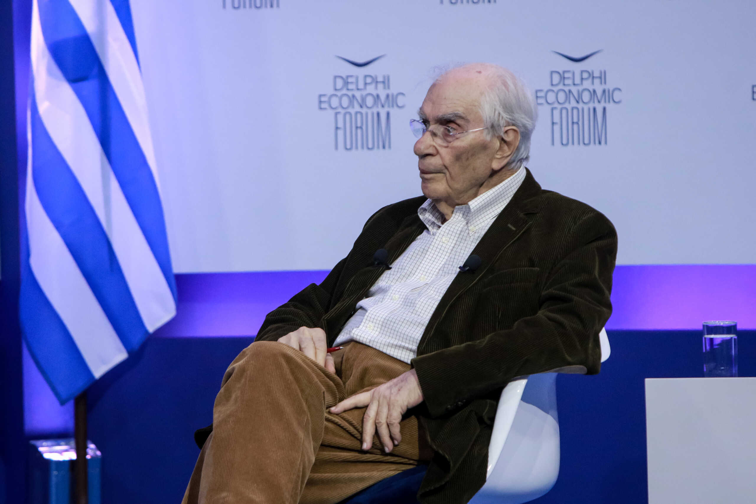 Óôéãìéüôõðï áðü ôï Ïéêïíïìéêü  Öüñïõì Äåëöþí.  ÔåôÜñôç 12 Ìáéïõ 20021 (EUROKINISSI