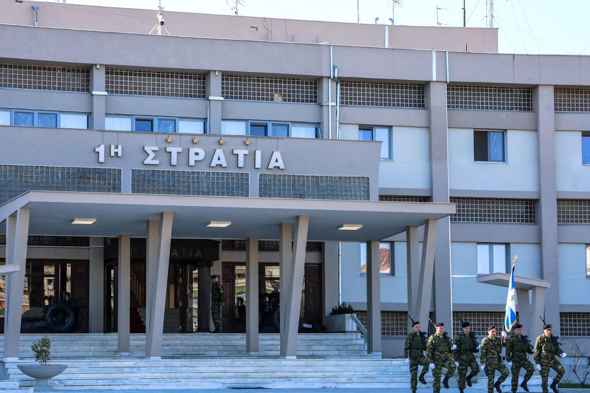 Ο Υπουργός Εθνικής Άμυνας, Νίκος Δένδιας, συνοδευόμενος από τον Υφυπουργό Εθνικής Άμυνας, Ιωάννη Κεφαλογιάννη, παρέστη σήμερα, Δευτέρα 22 Ιανουαρίου 2024, στην τελετή παράδοσης - παραλαβής καθηκόντων  Διοικητή 1ης Στρατιάς

Στην τελετή παρευρέθηκαν επίσης:

- Οι Βουλευτές Χρήστος Καπετάνος,  Χρήστος Κέλλας, Μάξιμος Χαρακόπουλος,   Ευαγγελία Λιακούλη.

- Ο Περιφερειάρχης Θεσσαλίας Δημήτριος Κουρέτας.

- Ο  Δήμαρχος Λαρισαίων Αθανάσιος Μαμάκος.

- Ο Σεβασμιώτατος Μητροπολίτης Λαρίσης και Τυρνάβου κ.κ. Ιερώνυμος.

Από πλευράς στρατιωτικής ηγεσίας παρευρέθησαν, ο Αρχηγός ΓΕΕΘΑ Στρατηγός Δημήτριος Χούπης, ο Αρχηγός ΓΕΣ Αντιστράτηγος Γεώργιος Κωστίδης, ο Αρχηγός ΓΕΝ Αντιναύαρχος Δημήτριος - Ελευθέριος Κατάρας ΠΝ και ο Αρχηγός ΓΕΑ Αντιπτέραρχος (Ι) Δημοσθένης Γρηγοριάδης.

Τέλος στην τελετή παρέστησαν Επίτιμοι Αρχηγοί, Ανώτατοι και Ανώτεροι Αξιωματικοί των Ενόπλων Δυνάμεων και των Σωμάτων Ασφαλείας, καθώς και αντιπροσωπείες στελεχών από τους τρεις Κλάδους των Ενόπλων Δυνάμεων και τις Ενώσεις Αποστράτων και Εφέδρων.

Παρέστησαν επίσης ο επικεφαλής της μείζονος μειοψηφίας στο Περιφερειακό Συμβούλιο Θεσσαλίας κ. Κώστας Αγοραστός, άλλα στελέχη της περιφερειακής και τοπικής αυτοδιοίκησης, εκπρόσωποι αρχών κ.ά.  , Δευτέρα 22 Ιανουαρίου 2024    (ΛΕΩΝΙΔΑΣ ΤΖΕΚΑΣ