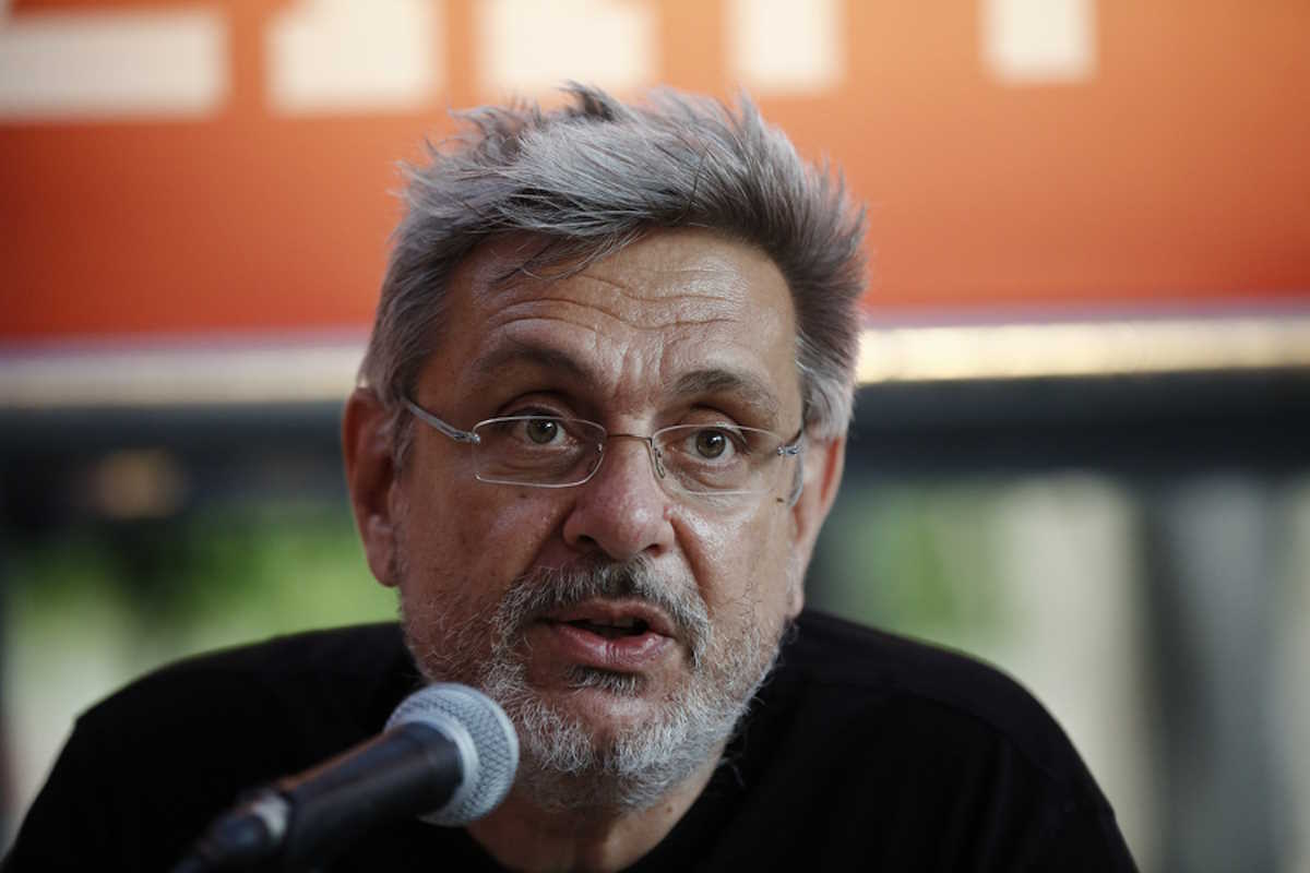 Ο διευθυντής της εφημερίδας «Η ΑΥΓΗ», Άγγελος Τσέκερης, μιλάει στην συζήτηση, «Fake news και ΜΜΕ», στο προεκλογικό περίπτερο ΣΥΡΙΖΑ- Προοδευτική Συμμαχία, στο Σύνταγμα, Αθήνα Τρίτη 25 Ιουνίου 2019.  ΑΠΕ-ΜΠΕ