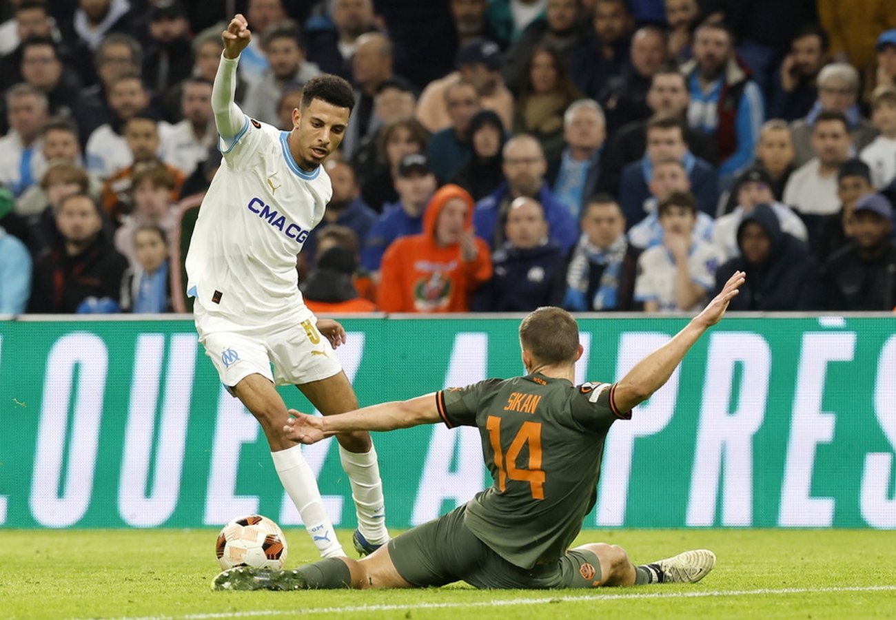 epa11173447 Azzedine Ounahi
 (L) of Marseille and Danylo Sikan of Shakhtar in action during the UEFA Europa League knock- out round play-offs, 2nd leg soccer match between Olympique Marseille and Shaktar Donetsk, France 22 February 2024.  EPA