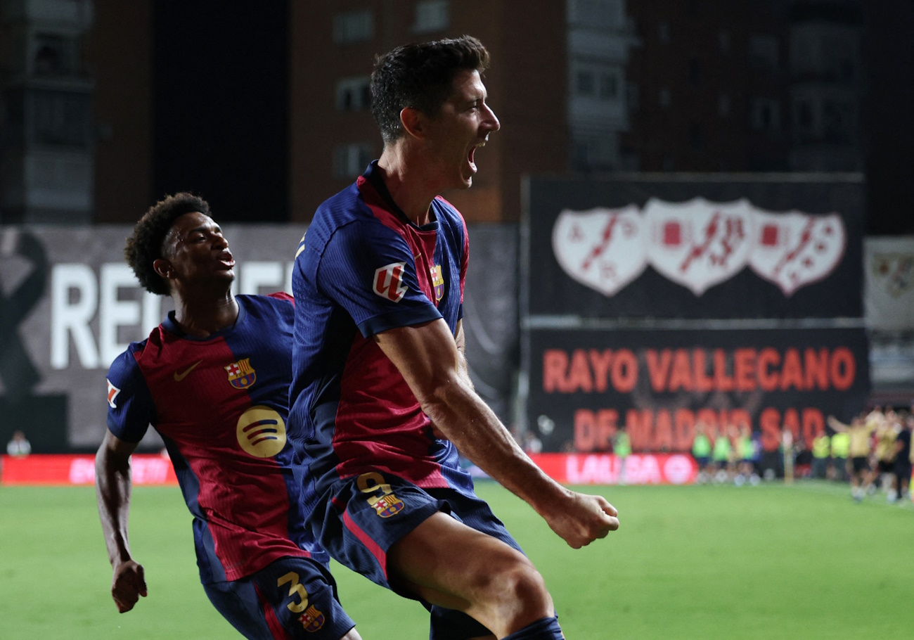 Soccer Football - LaLiga - Rayo Vallecano v FC Barcelona - Campo de Futbol de Vallecas, Madrid, Spain - August 27, 2024 FC Barcelona's Robert Lewandowski celebrates scoring a goal that was later disallowed with Alejandro Balde REUTERS
