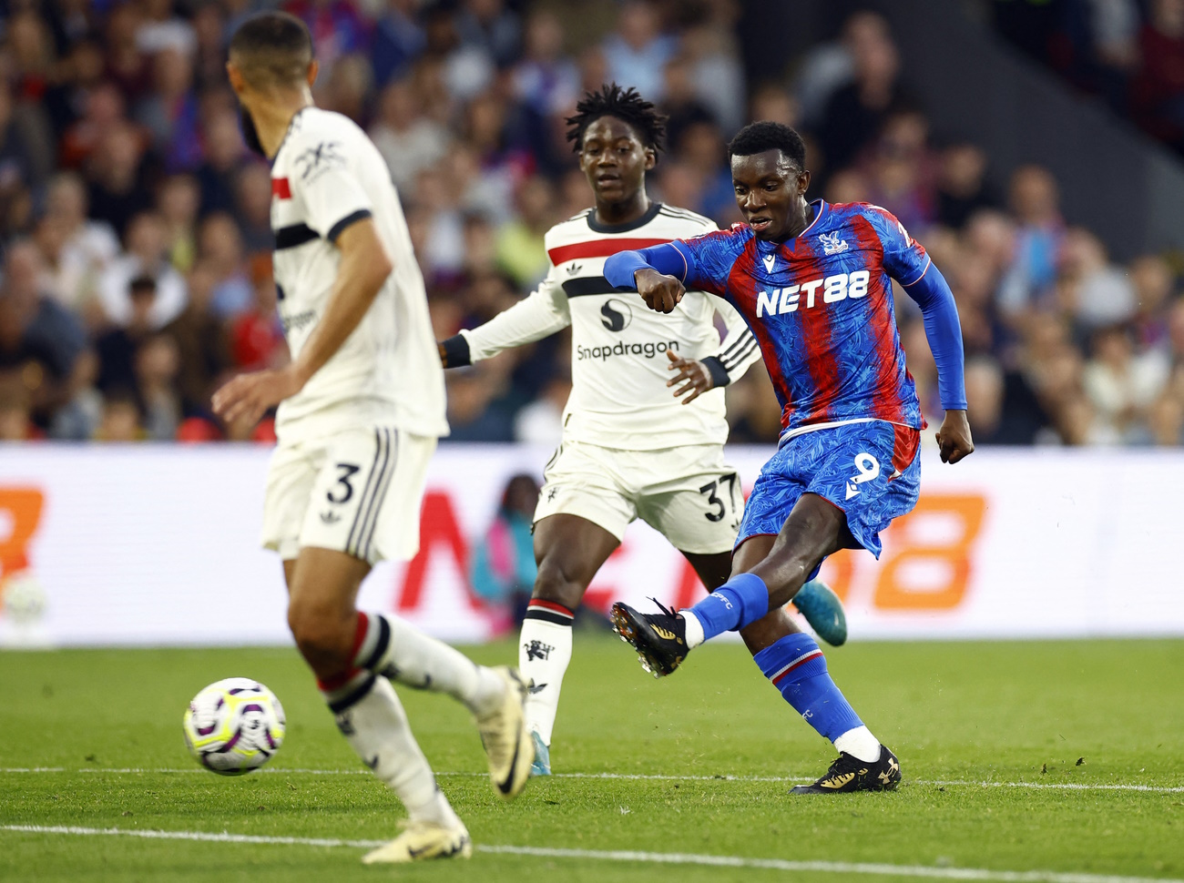 Soccer Football - Premier League - Crystal Palace v Manchester United - Selhurst Park, London, Britain - September 21, 2024 Crystal Palace's Eddie Nketiah shoots at goal Action Images via Reuters