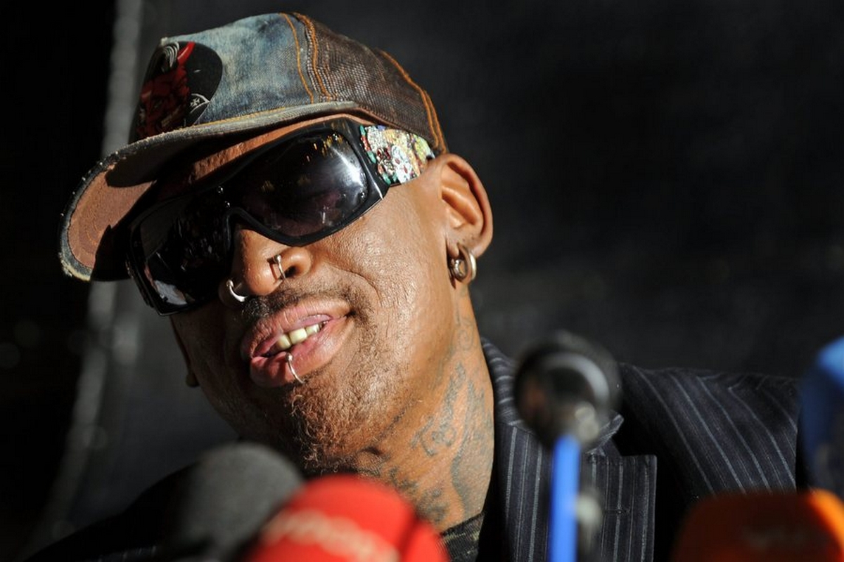 epa01928152 Former NBA basketball player US Dennis Rodman arrives for a press conference in Antwerp, Belgium, 10 November 2009, ahead of a gala game between Belgian Legends and NBA Legends.  EPA