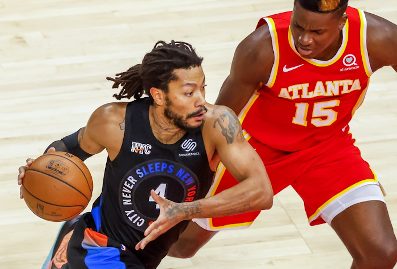 epa09234419 New York Knicks guard Derrick Rose (L) in action against Atlanta Hawks center Clint Capela (R) of Switzerland during the first half of game three of the NBA Eastern Conference first round round playoff series between the New York Knicks and the Atlanta Hawks at State Farm Arena in Atlanta, Georgia, USA, 28 May 2021.  EPA
