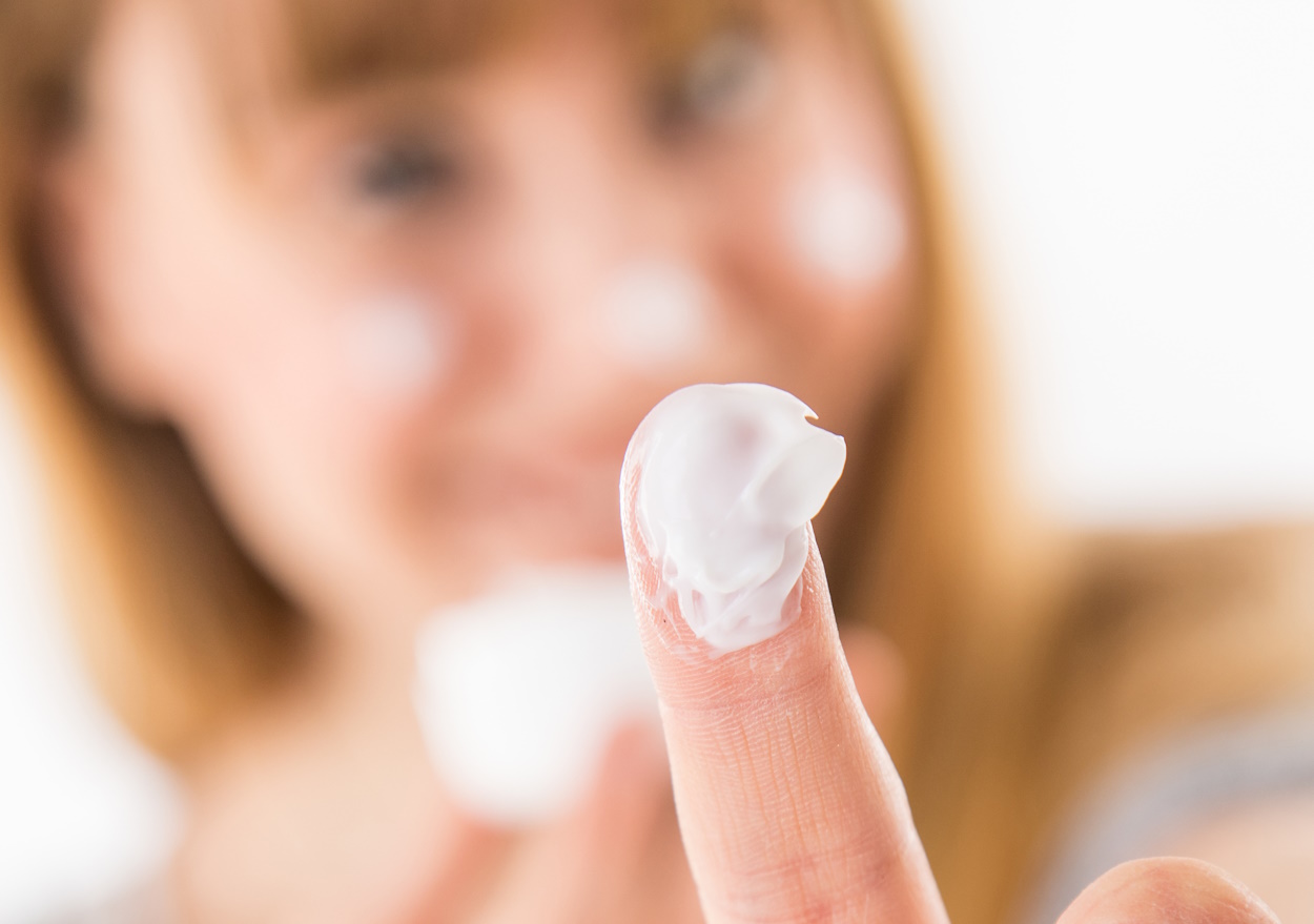 ILLUSTRATION - 07 March 2019, Hamburg: To the topic service report of 27 October 2020: Face cream should contain a lot of moisture, but not too much fat - because this clogs the pores. Photo by: Christin Klose