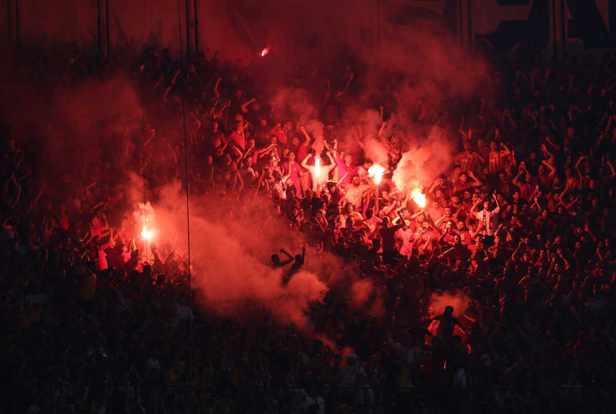 Soccer Football - Super Lig - Fenerbahce v Galatasaray - Sukru Saracoglu Stadium, Istanbul, Turkey - September 21, 2024 Galatasaray fans set off flares in the stand after Lucas Torreira scored their first goal REUTERS
