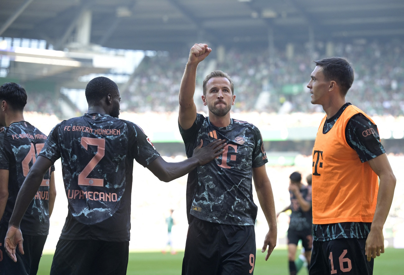 Soccer Football - Bundesliga - Werder Bremen v Bayern Munich - Weserstadion, Bremen, Germany - September 21, 2024 Bayern Munich's Harry Kane celebrates scoring their third goal with teammates REUTERS