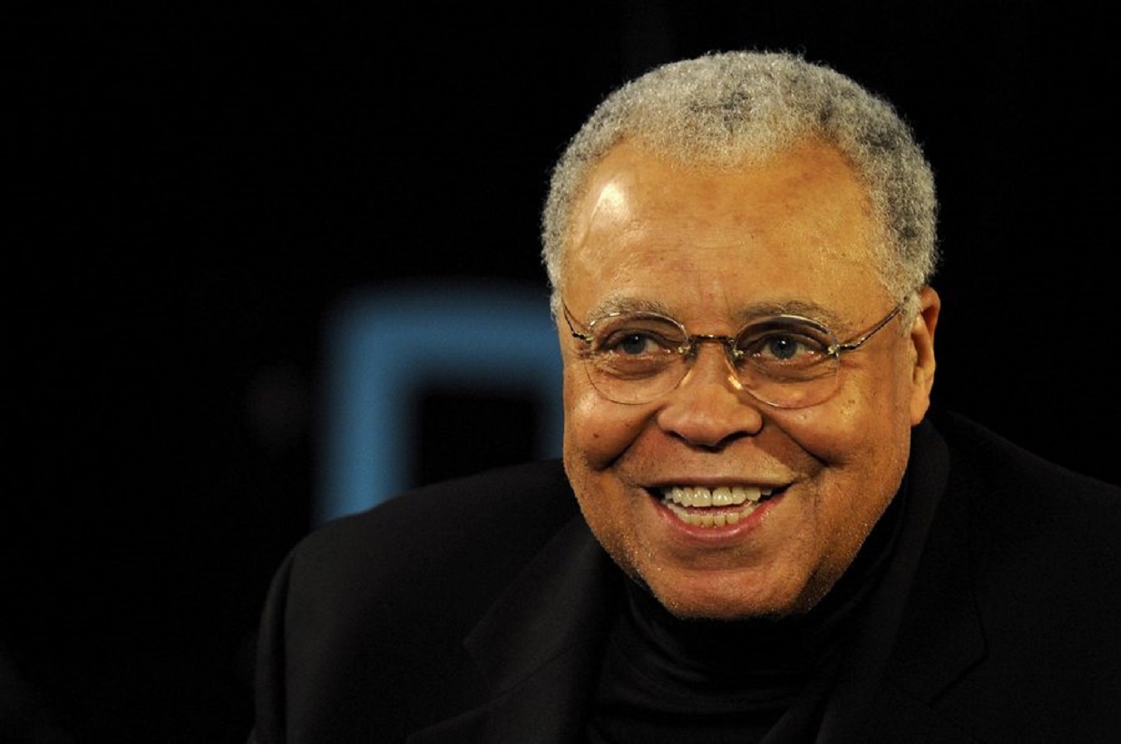 epa01612352 US actor James Earl Jones is interviewed during rehearsals at the 15th Annual Screen Actors Guild Awards in the Shrine Auditorium in Los Angeles, California, USA, 24 January 2009. The Screen Actors Guild Awards will present Jones with the 45th Life Achievement Award on 25 January 2009 in Los Angeles, California.  EPA