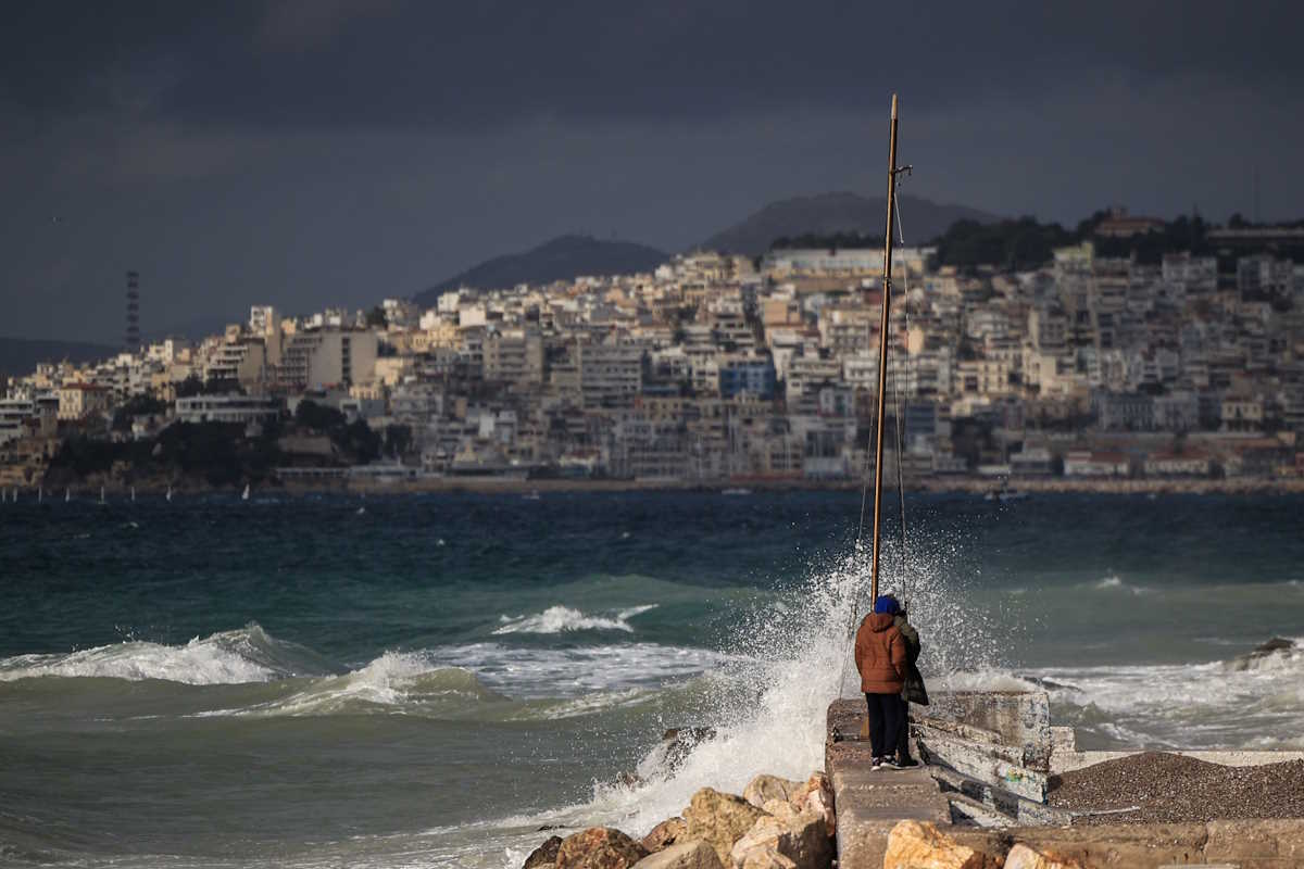 Κύματα στην θάλασσα σε παραλία της Αττικής. 
(ΓΙΩΡΓΟΣ ΚΟΝΤΑΡΙΝΗΣ