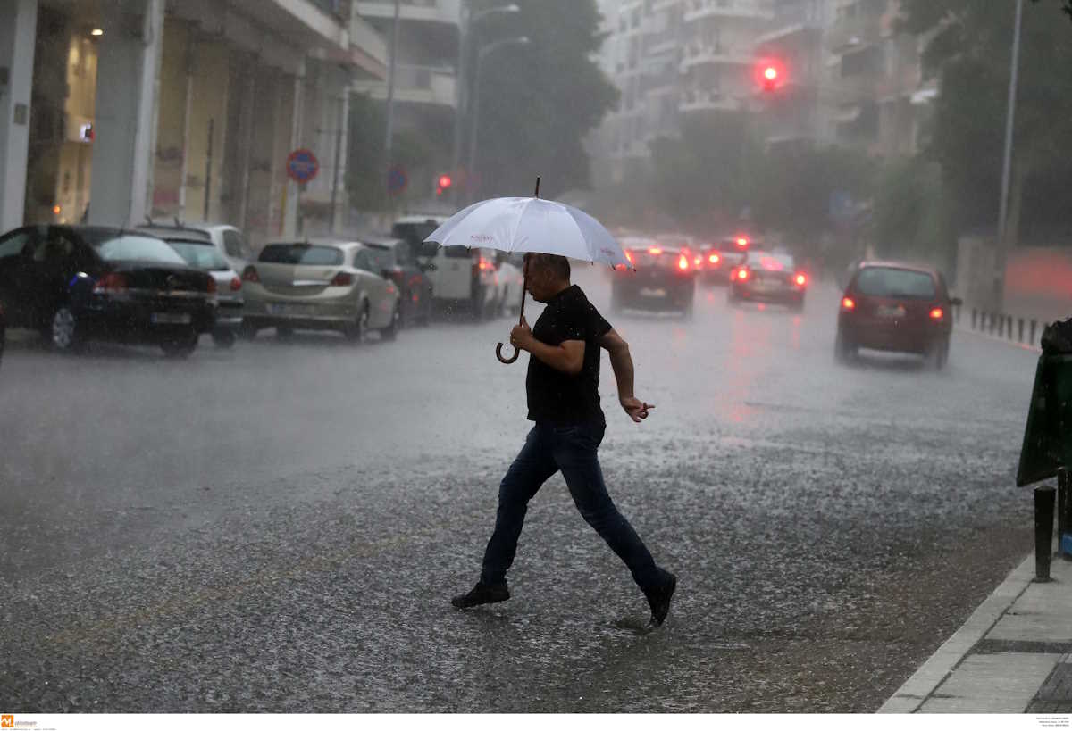 Καιρός αύριο: Τοπικές βροχές ή καταιγίδες με τη θερμοκρασία έως τους 34 βαθμούς