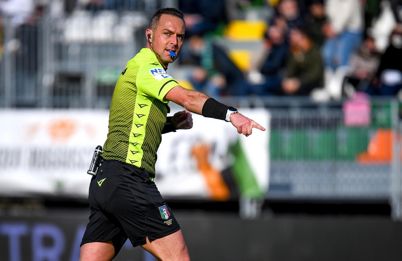 epa09805710 Referee Luca Pairetto awards a penalty for Sassuolo during the Italian Serie A soccer match between Venezia FC and US Sassuolo Calcio in Venice, Italy, 06 March 2022.  EPA