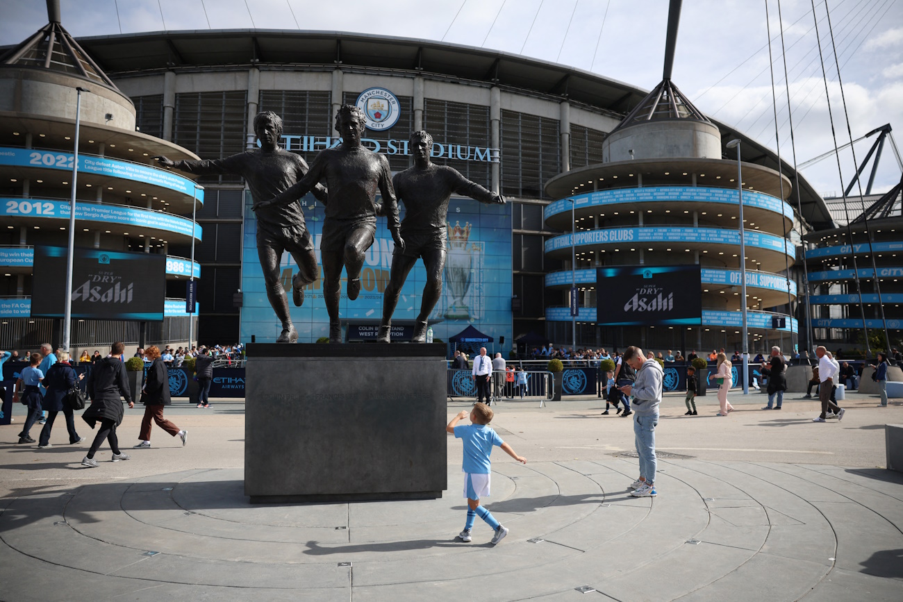 Soccer Football - Premier League - Manchester City v Brentford - Etihad Stadium, Manchester, Britain - September 14, 2024 General view of a statue of former Manchester City players Colin Bell, Francis Lee and Mike Summerbee outside the stadium before the match REUTERS