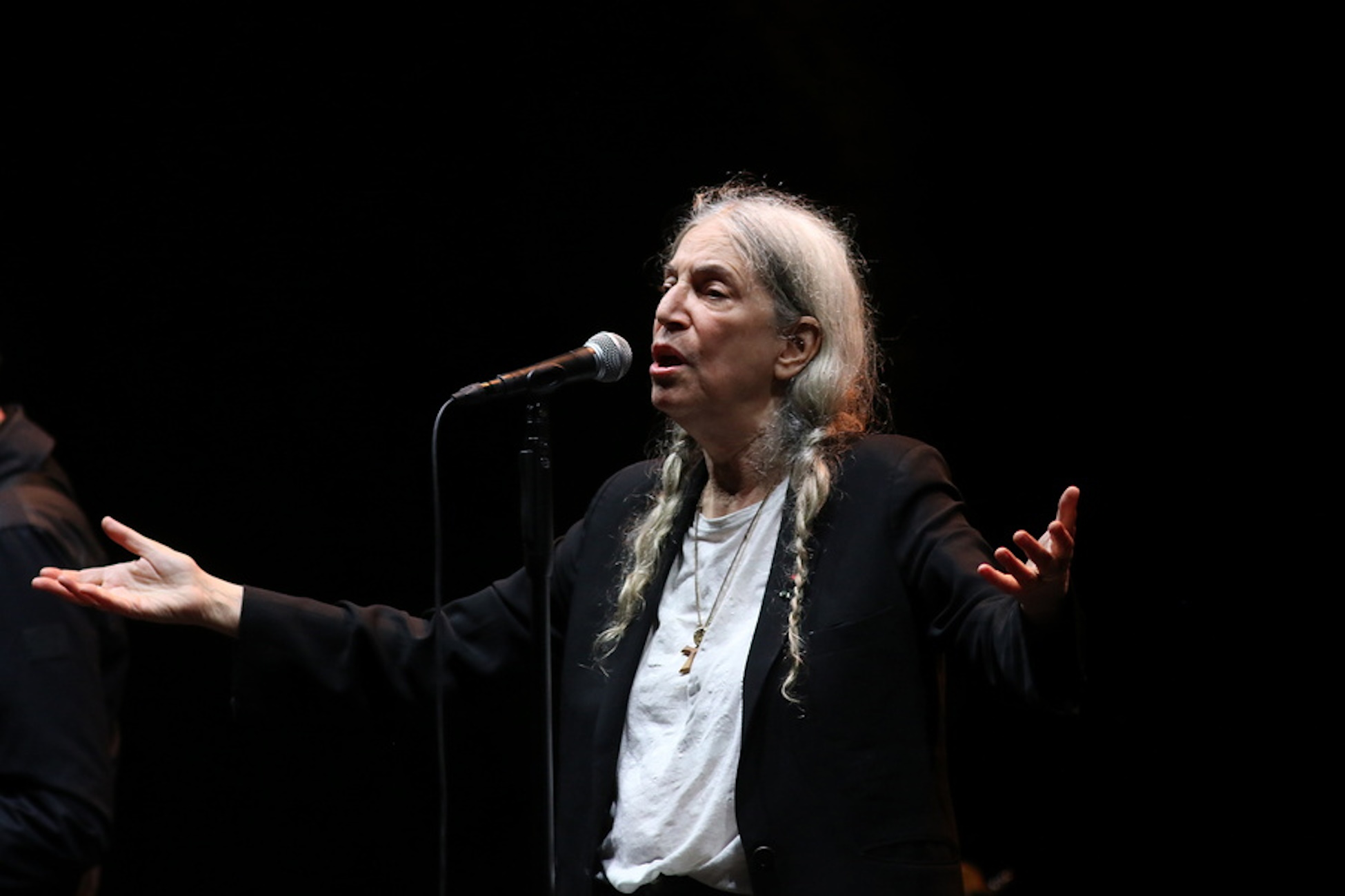 epa11618406 US singer and musician Patti Smith perfoms on stage during '1001 Musics' festival celebrated at Generalife theater of Granada, Andalusia, Spain, 21 September 2024.  EPA