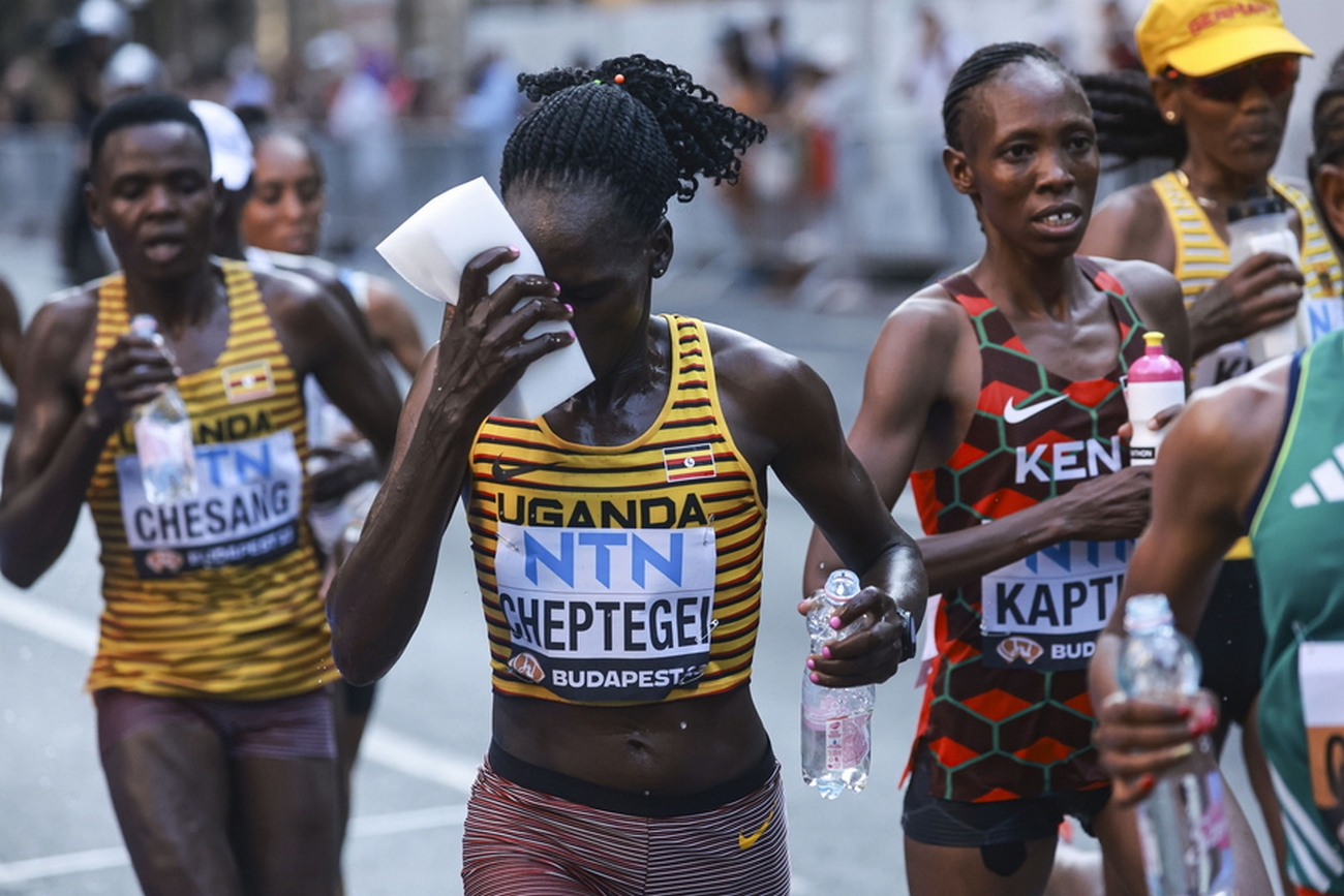 epa10820818 Rebecca Cheptegei (2-L) of Uganda and Selly Chepyego Kaptich (2-R) of Kenya compete in the Women's Marathon during the World Athletics Championships in Budapest, Hungary, 26 August, 2023.  EPA