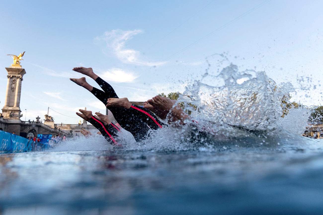 Paris 2024 Olympics - Marathon Swimming - Men's 10km - Paris, France - August 09, 2024. Competitors dive into the Seine river. David Goldman
