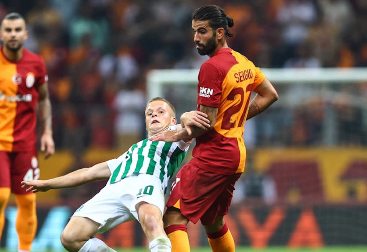 epa10781906 Galatasaray’s Sergio Oliveira (R)  in action against Zalgiris Vilnius’ Paulius Golubickas (L)  during the UEFA Champions League second qualifying round, second  leg soccer match between Galatasaray vs FK Zalgiris Vilnius in Istanbul, Turkey, 02 August 2023.  EPA