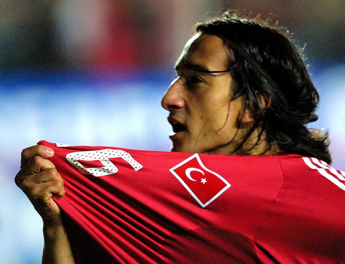 KER04 - 20021016 - ISTANBUL, TURKEY : Turkey's forward Serhat Akin of Fenerbahce celebrates his team's 4th goal during their UEFA Euro 2004 group 7 qualification match against Liechtenstein at Ali Sami Yen Stadium in Istanbul, Turkey, Wednesday 16 October 2002.  EPA PHOTO  EPA