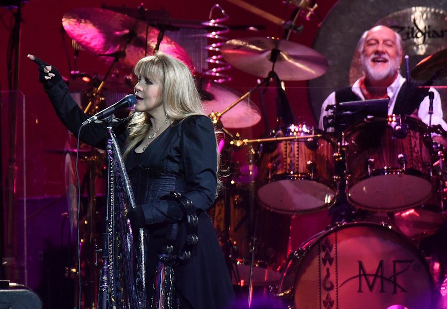 epa04783441 Singer Stevie Nicks (L) and drummer Mick Fleetwood (R) of the US-British band 'Fleetwood Mac' perfom on a stage at the Lanxess arena in Cologne, Germany, 04 June 2015 evening, during the only cocert in Germany within their current European tour.  EPA