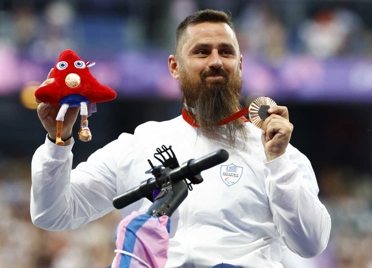 Paris 2024 Paralympics - Athletics - Men's Discus Throw - F56 Medal Ceremony - Stade de France, Saint-Denis, France - September 2, 2024 Bronze medallist Konstantinos Tzounis of Greece celebrates on the podium REUTERS