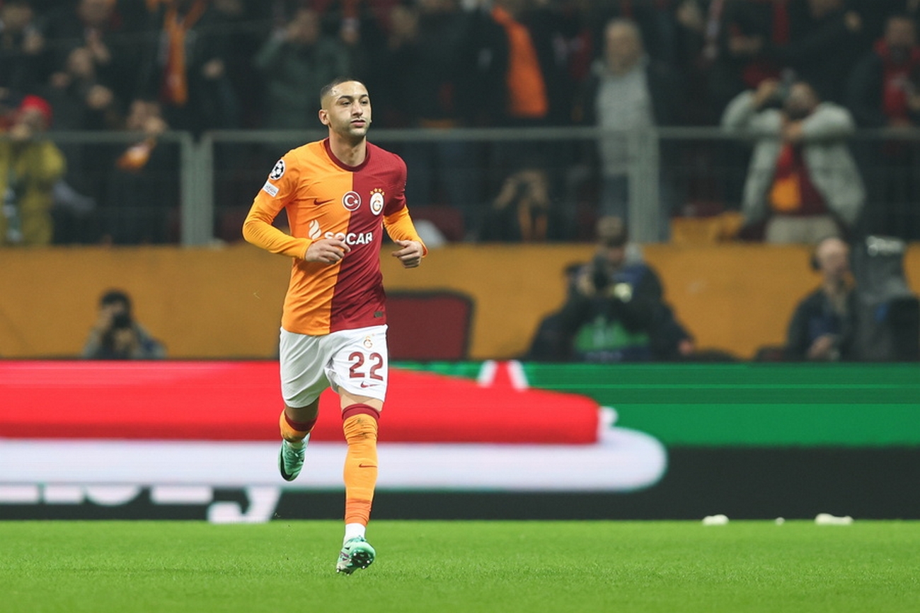 epa11001784 Galatasaray's Hakim Ziyech celebrates after scoring the 1-2 goal during the UEFA Champions League group A soccer match between Galatasaray SK and Manchester United in Istanbul, Turkey, 29 November 2023.  EPA