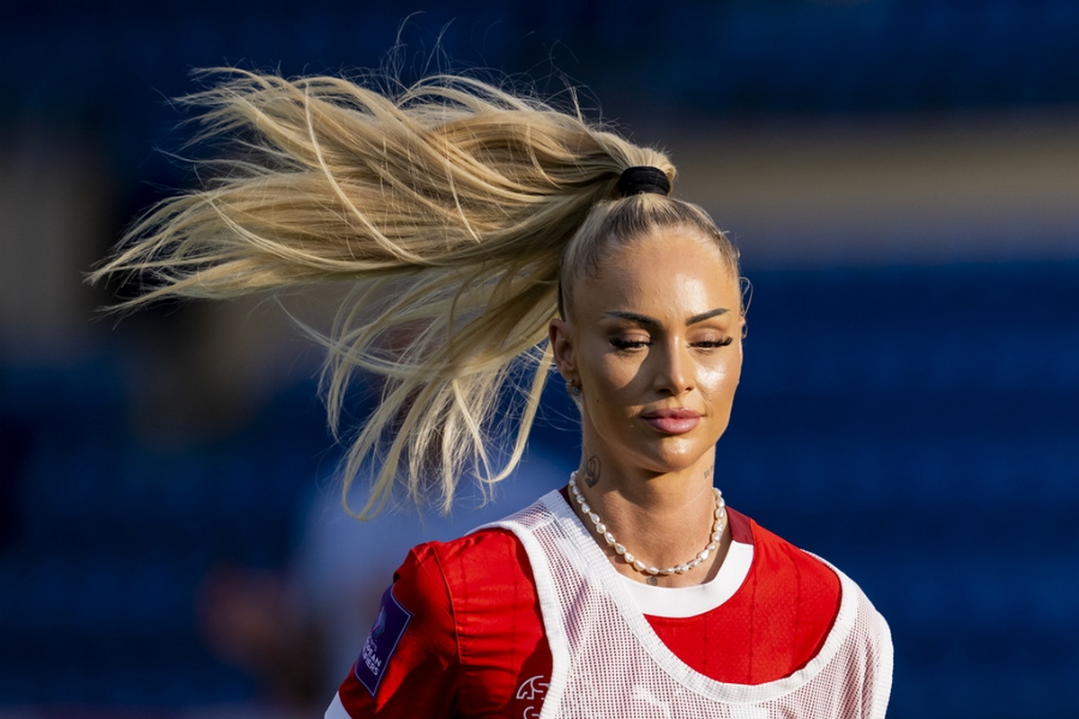 epa11482115 Switzerland's forward Alisha Lehmann warms up during the UEFA Women's European Qualifiers League B Group B1 soccer match between Switzerland and Azerbaijan, at the stade olympique de la Pontaise stadium, in Lausanne, Switzerland, 16 July 2024.  EPA